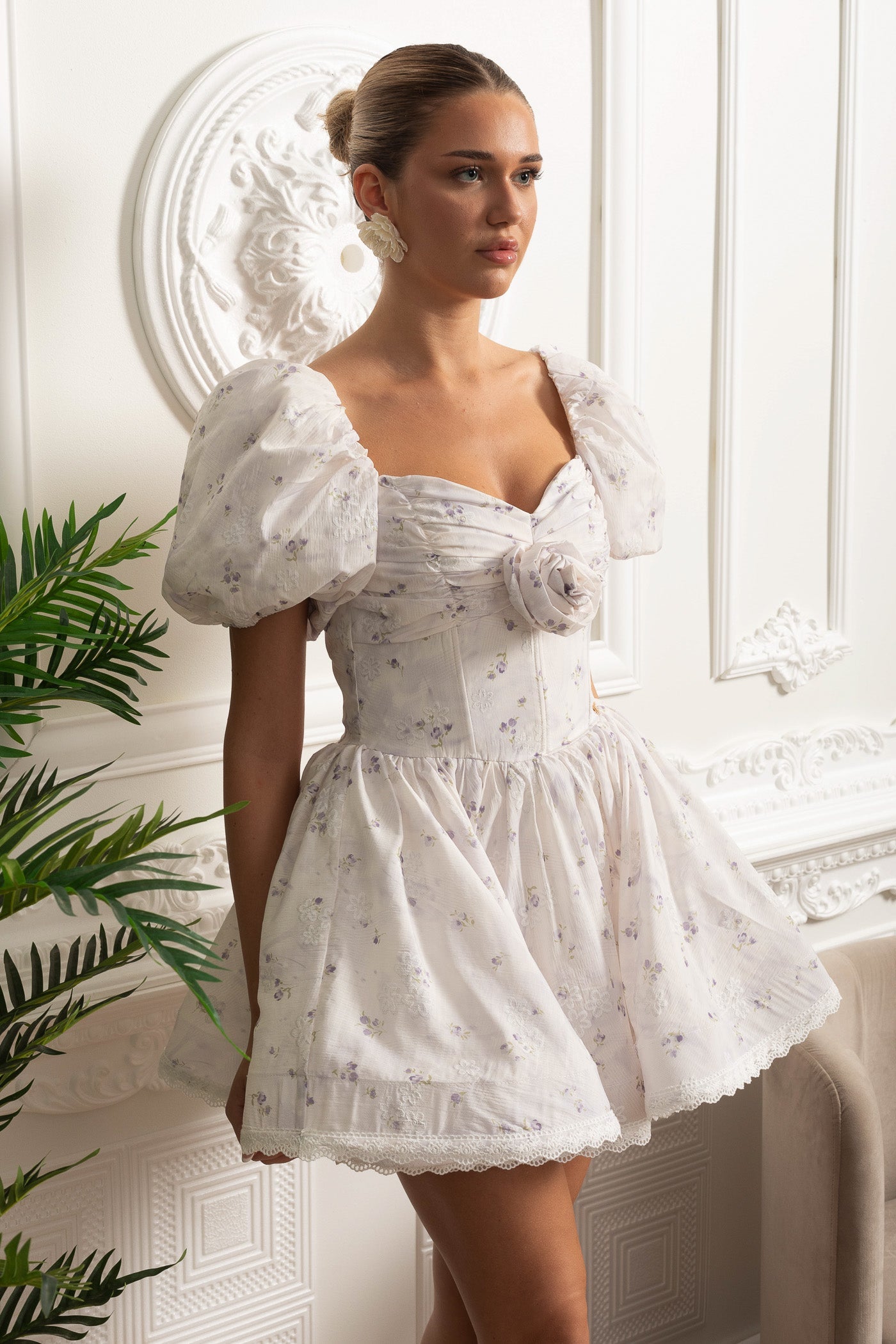 Abito mini floreale con maniche a sbuffo e dettaglio rosa 3D - Bianco/Viola 