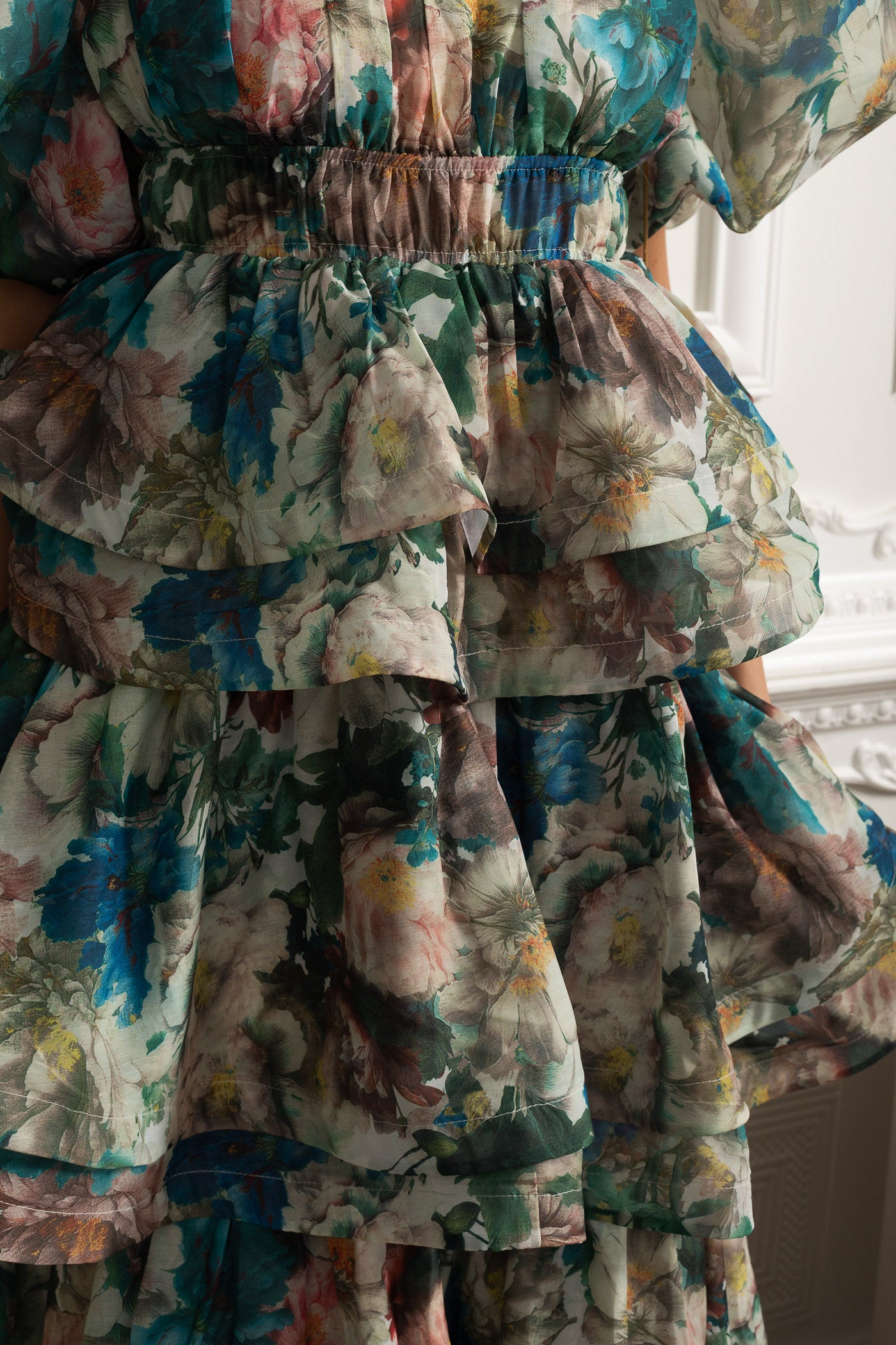 Abito midi verde con maniche a sbuffo e balze a strati 