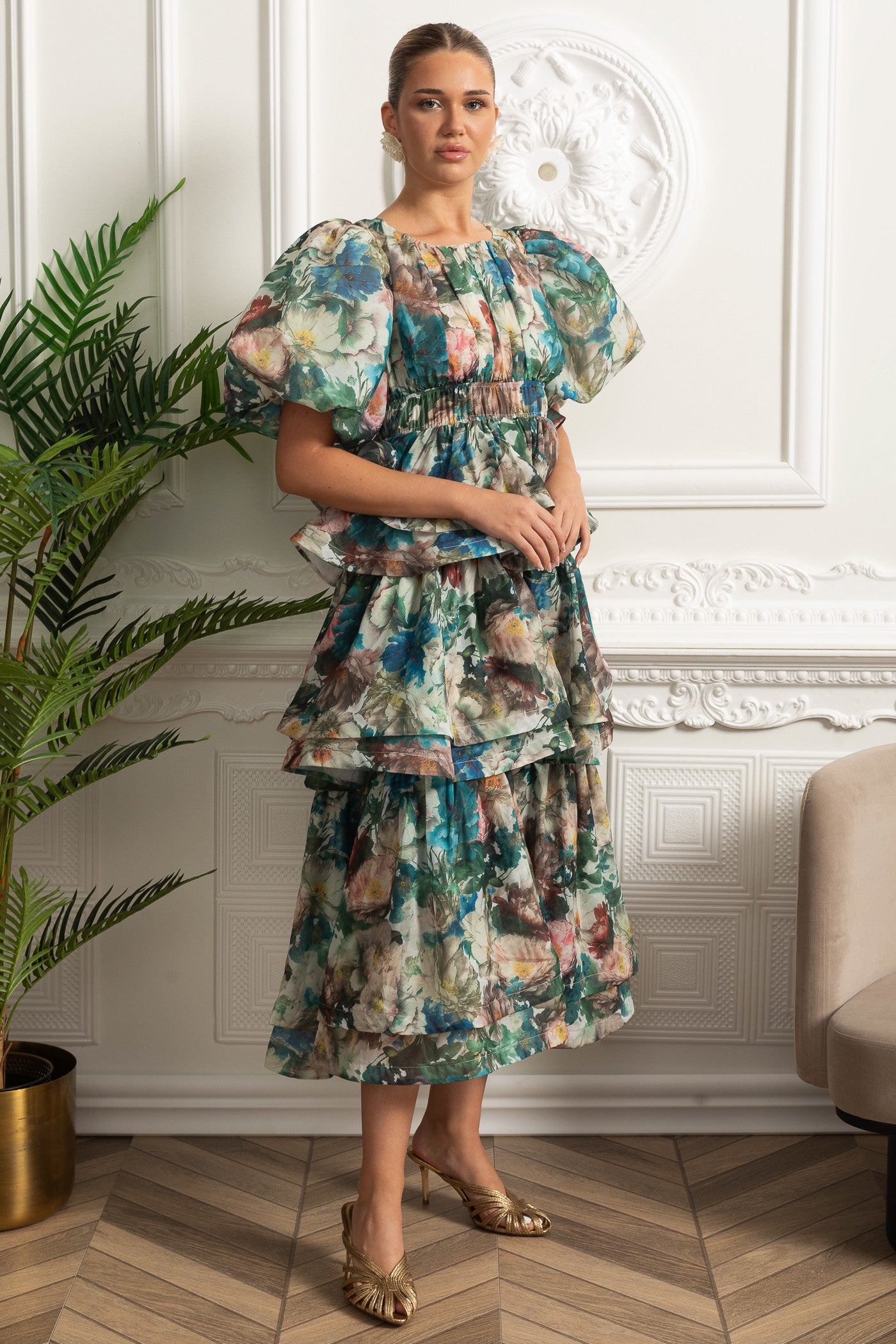 Abito midi verde con maniche a sbuffo e balze a strati 