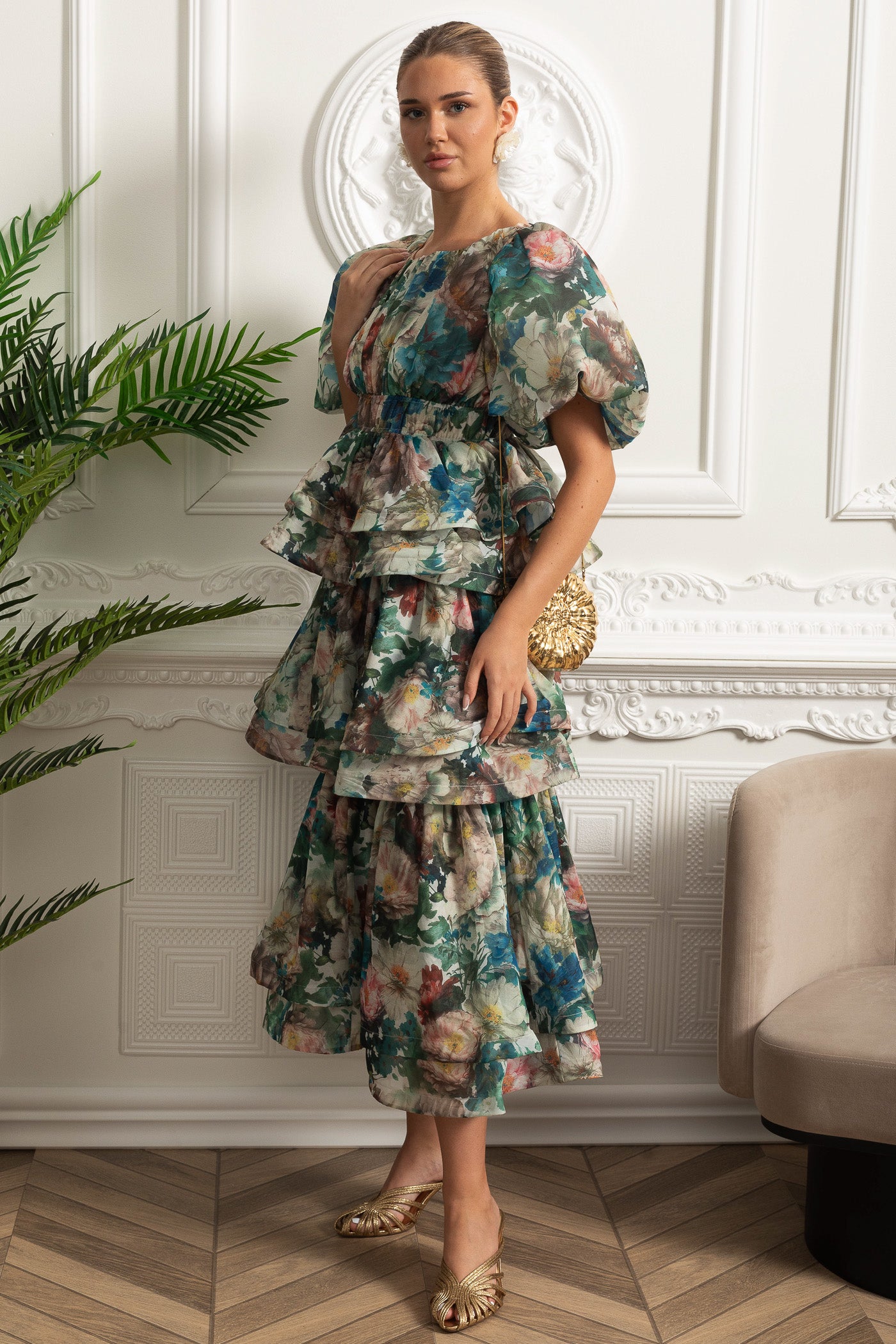 Abito midi verde con maniche a sbuffo e balze a strati 