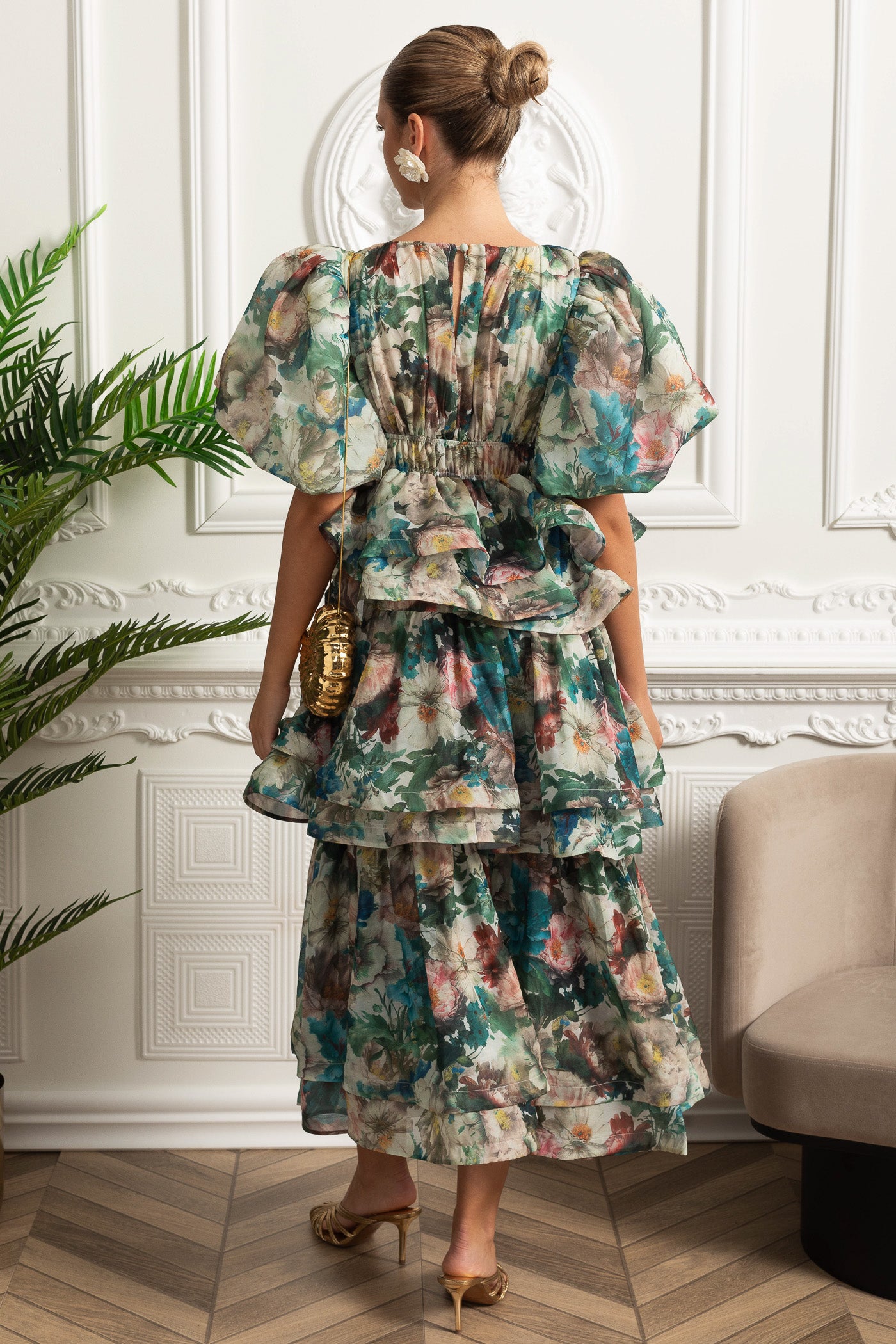 Abito midi verde con maniche a sbuffo e balze a strati 