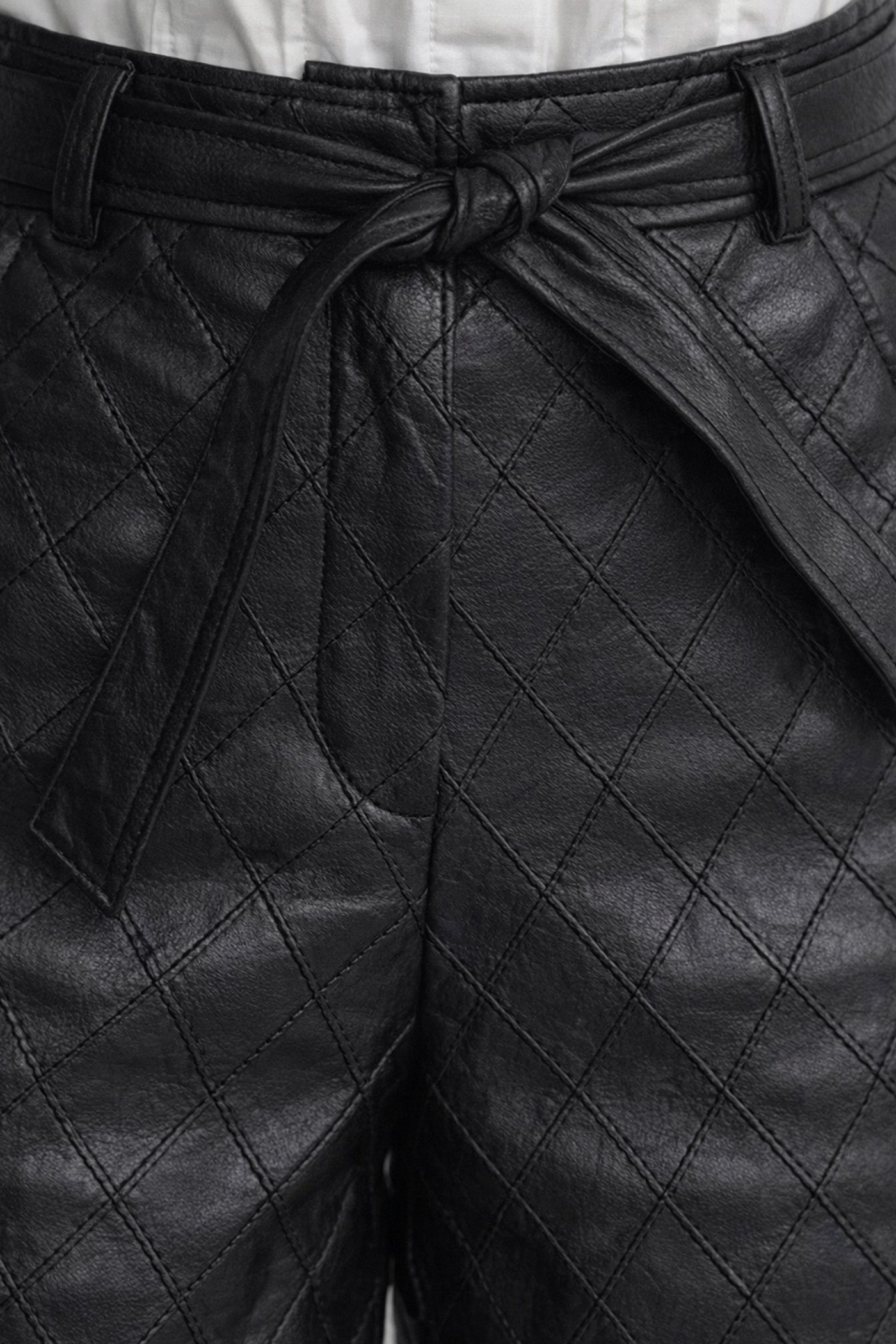 Shorts trapuntati a vita alta con cintura da annodare - Nero 