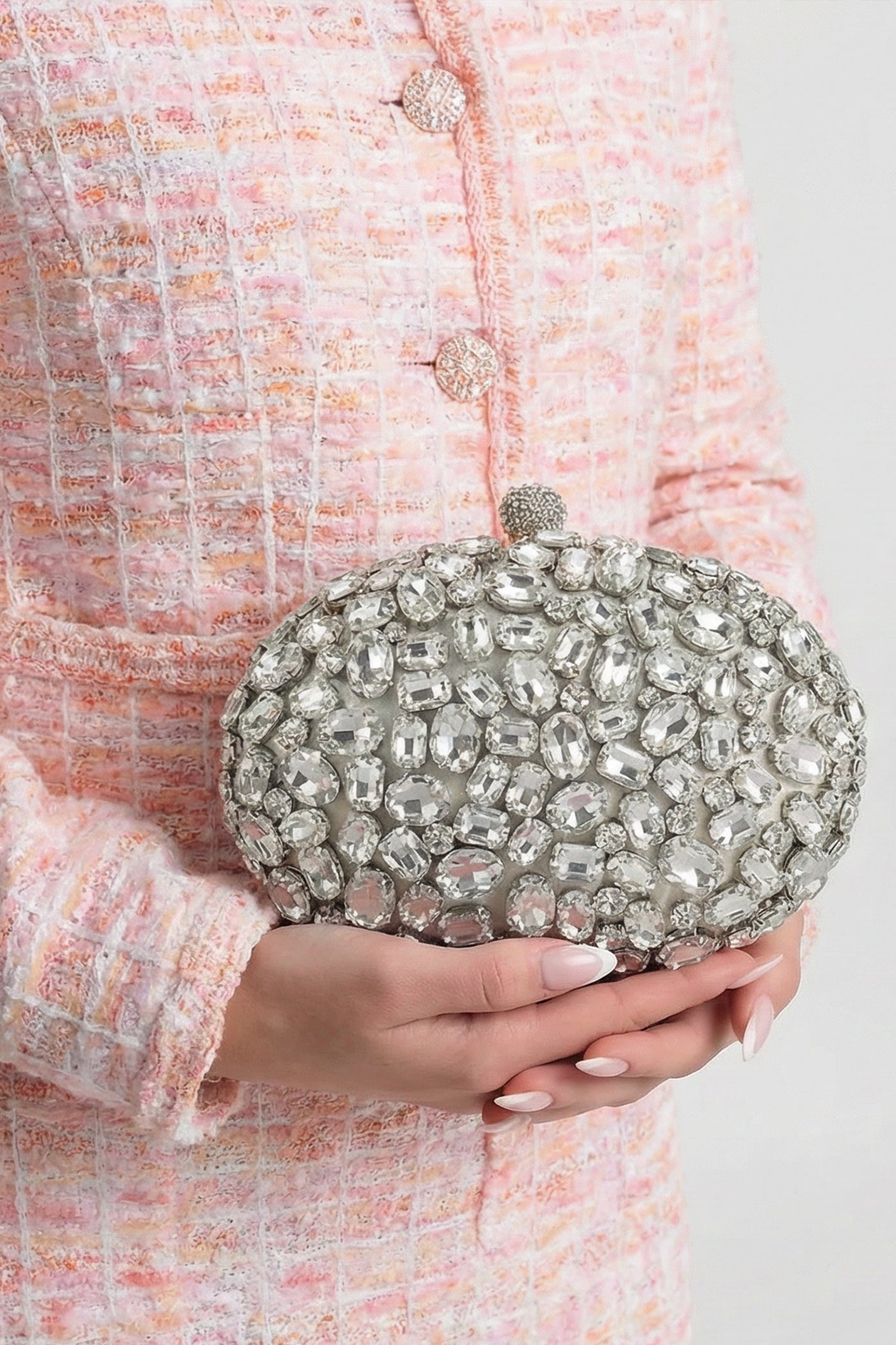 Pochette ovale con cristalli decorativi e finitura a pietre su tutta la superficie – Argento 