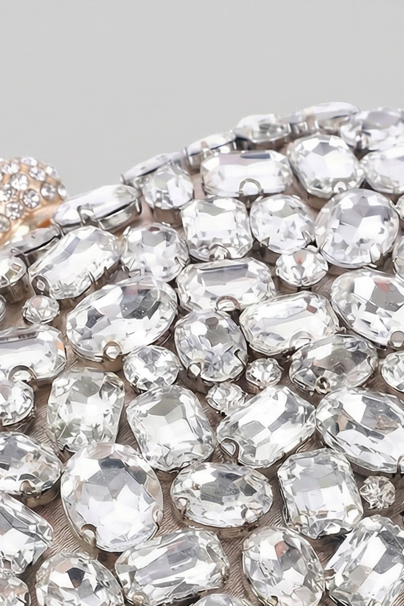 Pochette ovale con cristalli decorativi e finitura a pietre su tutta la superficie – Argento 