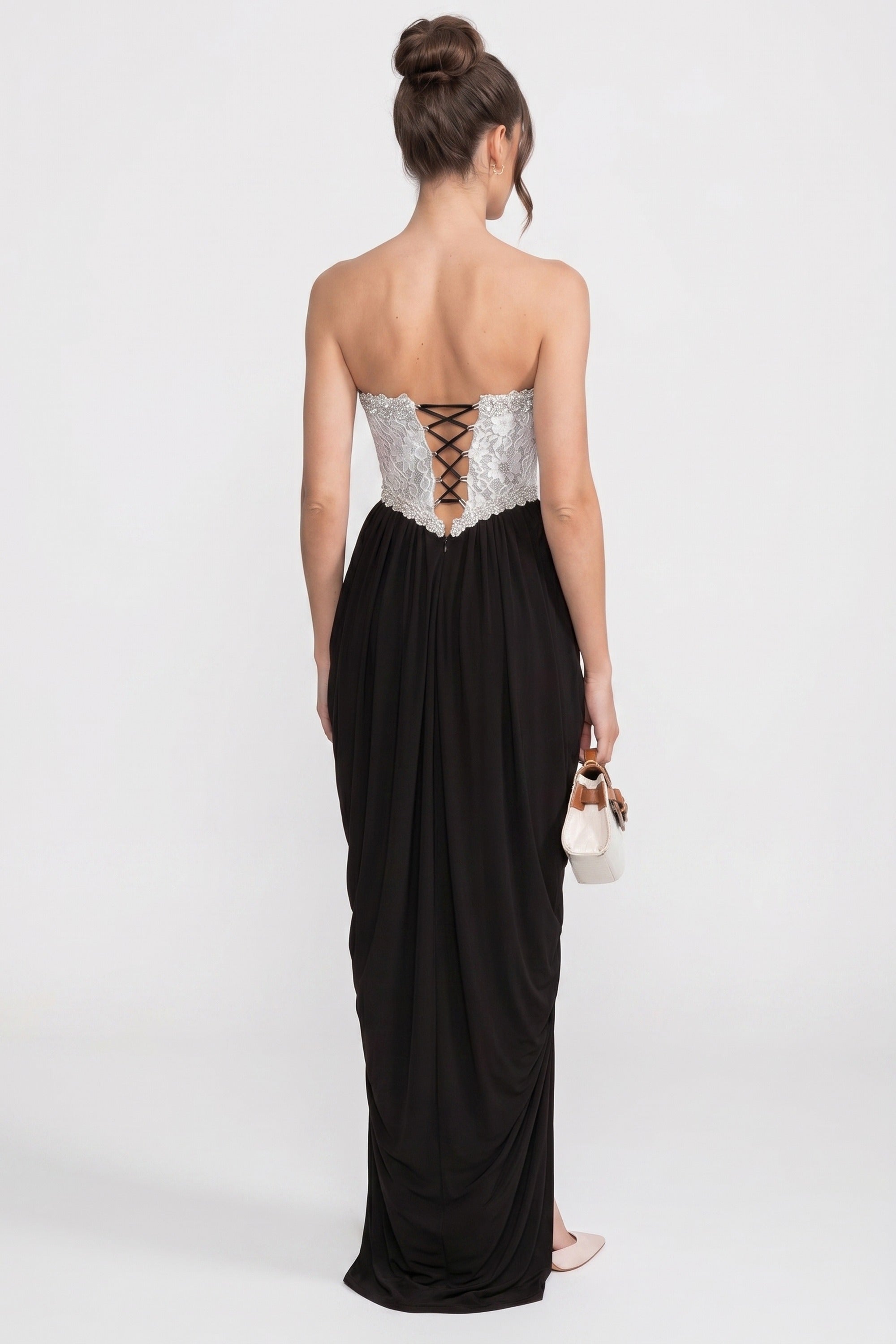 Abito senza spalline con corpino corsetto floreale 3D e gonna drappeggiata nera - White+Black 