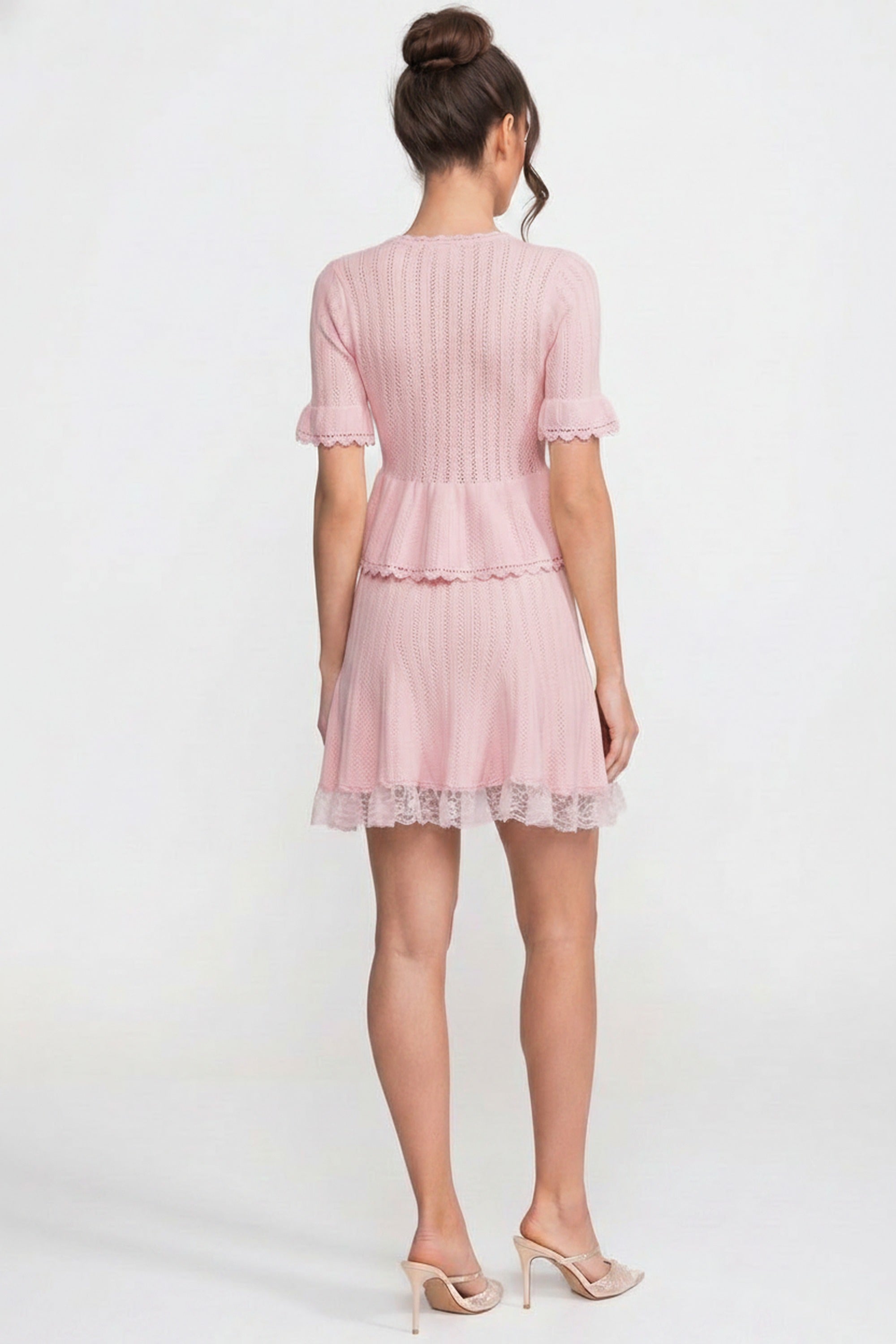 Mini abito in maglia con colletto Peter Pan e peplum con orlo in pizzo - Rosa 