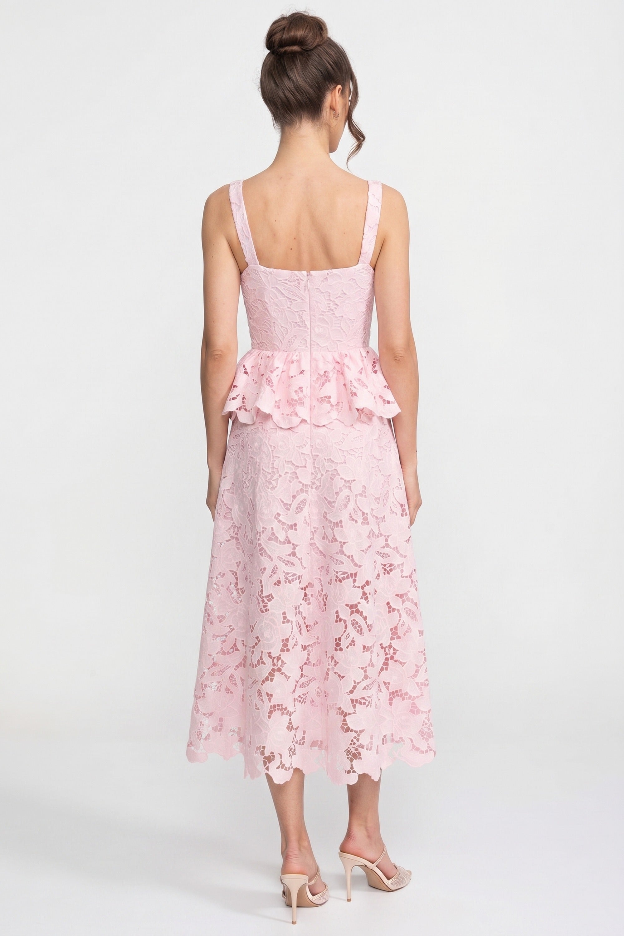 Abito senza maniche in pizzo con peplum, gonna midi e bottoni dorati - Rosa 
