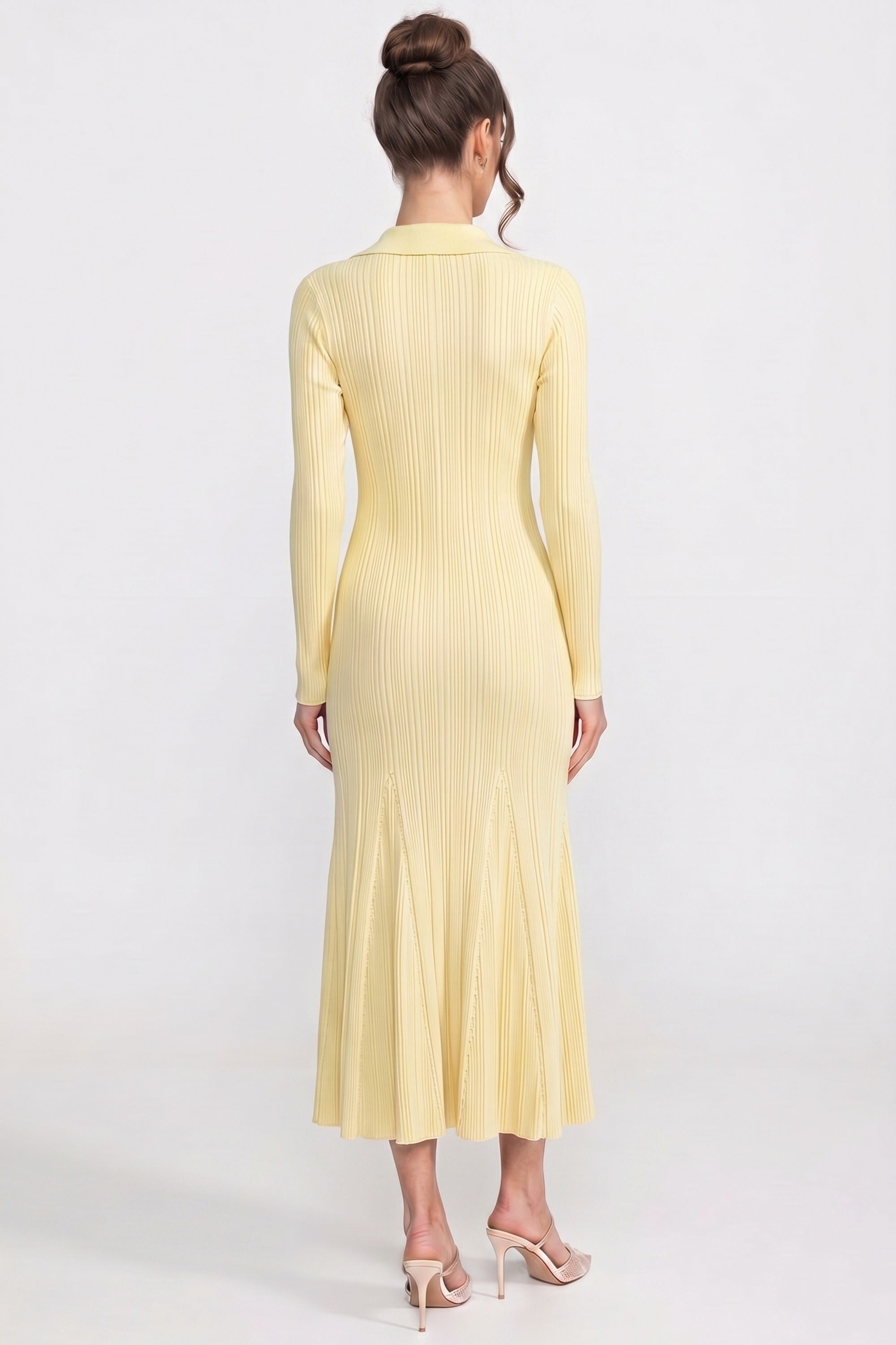 Abito maxi in maglia a maniche lunghe con bottoni frontali e tasche applicate - Giallo 
