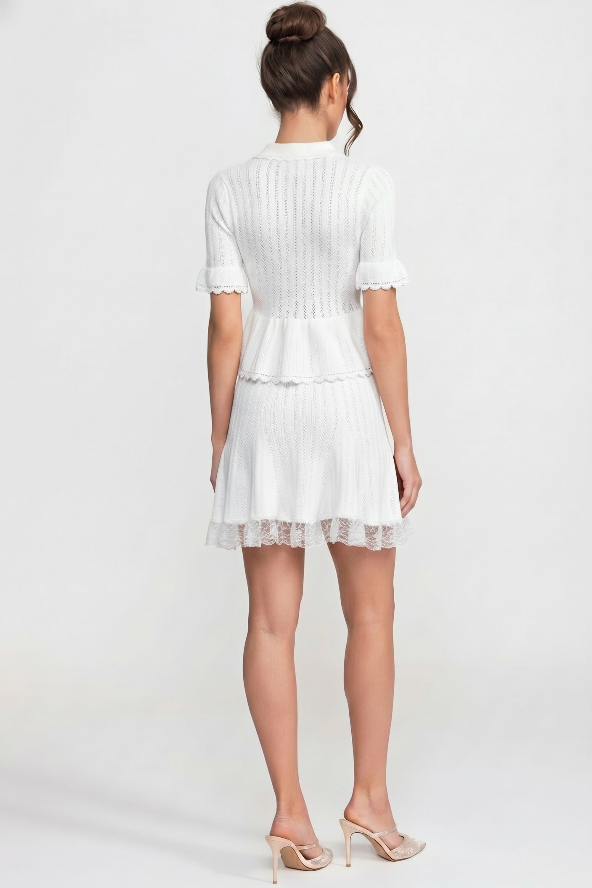 Mini abito peplum in maglia con colletto Peter Pan e orlo in pizzo - Bianco 