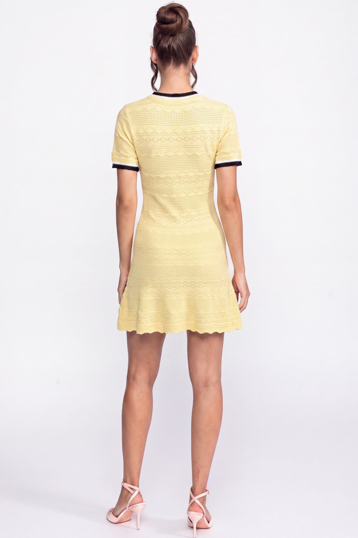Mini abito in maglia con profili a contrasto e fiocco nero - Giallo 
