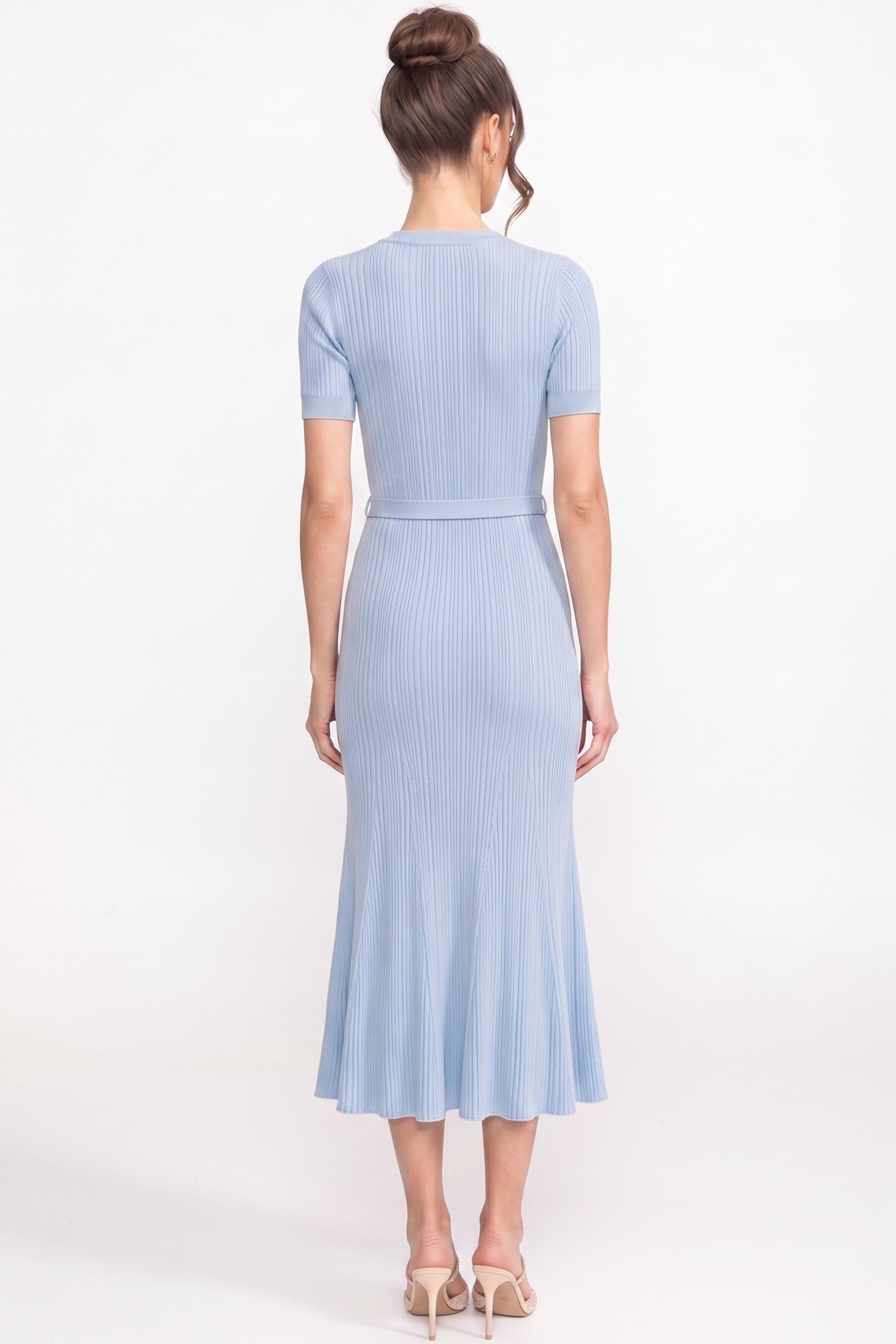 Abito midi in maglia a coste con colletto bianco e cintura di perle - light blue 
