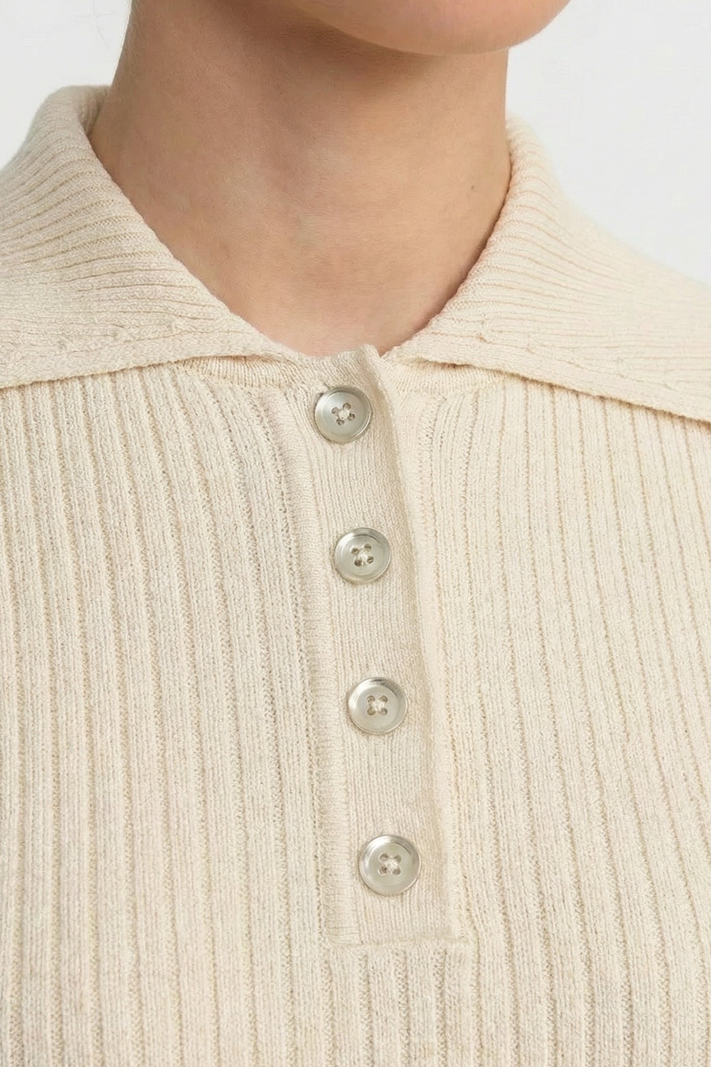 Completo coordinato in maglia a coste con polo e orlo arricciato - Beige 