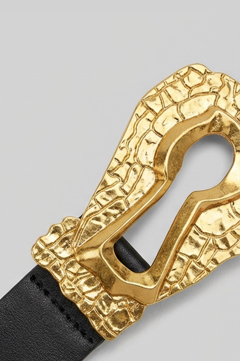 Cintura con fibbia scultorea martellata a buco di serratura – Nero 