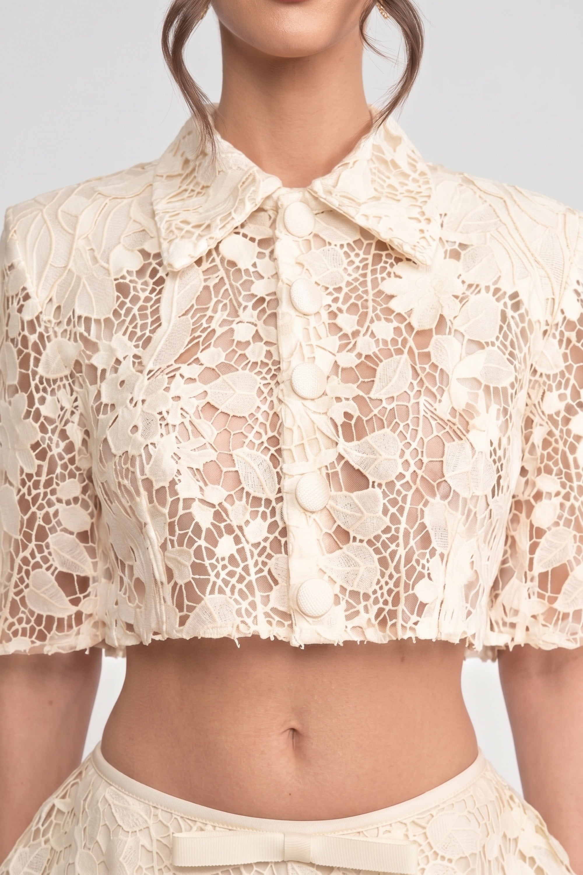 Coordinato in pizzo con mantella con bottoni e minigonna con fiocco - Bianco 