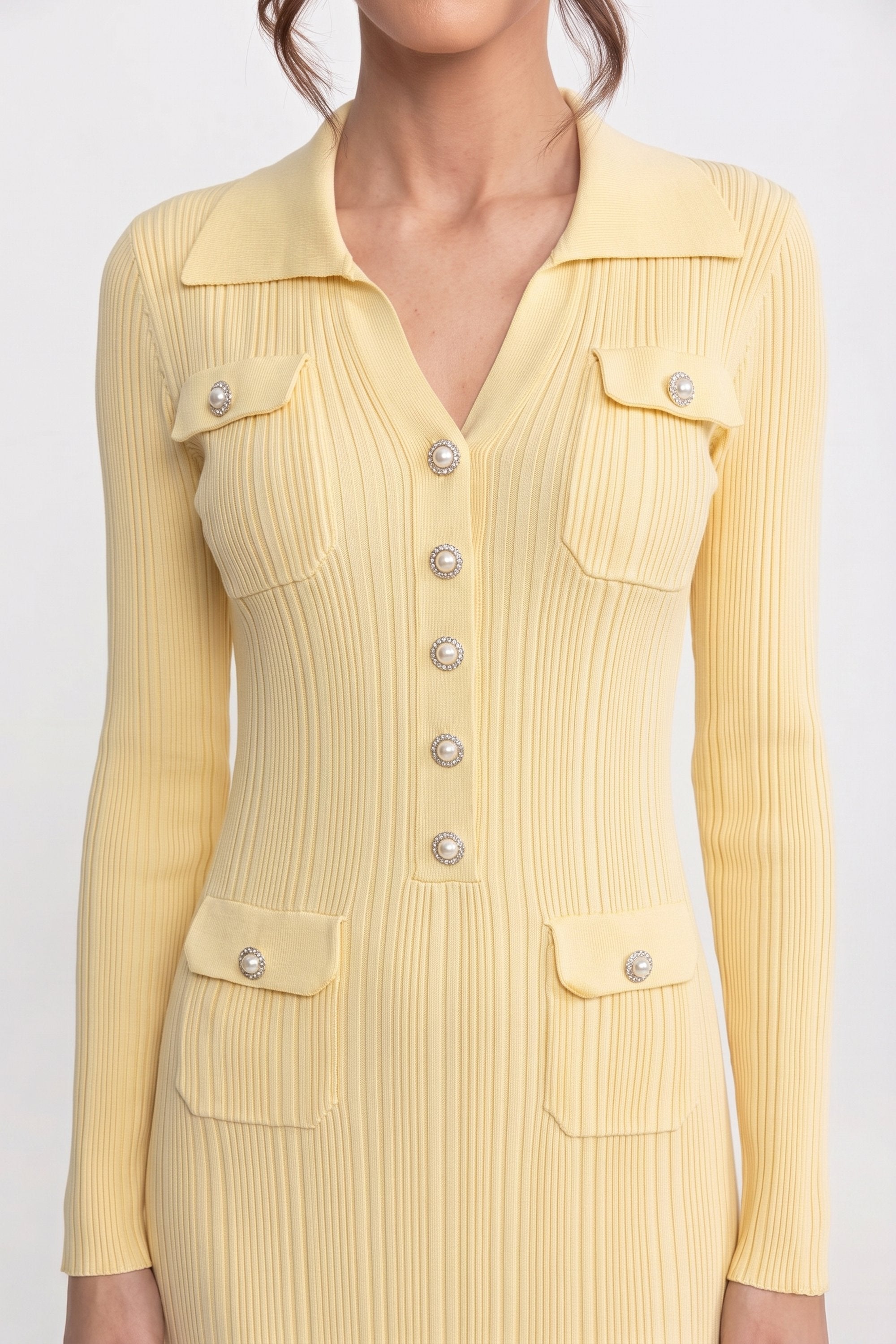 Abito maxi in maglia a maniche lunghe con bottoni frontali e tasche applicate - Giallo 