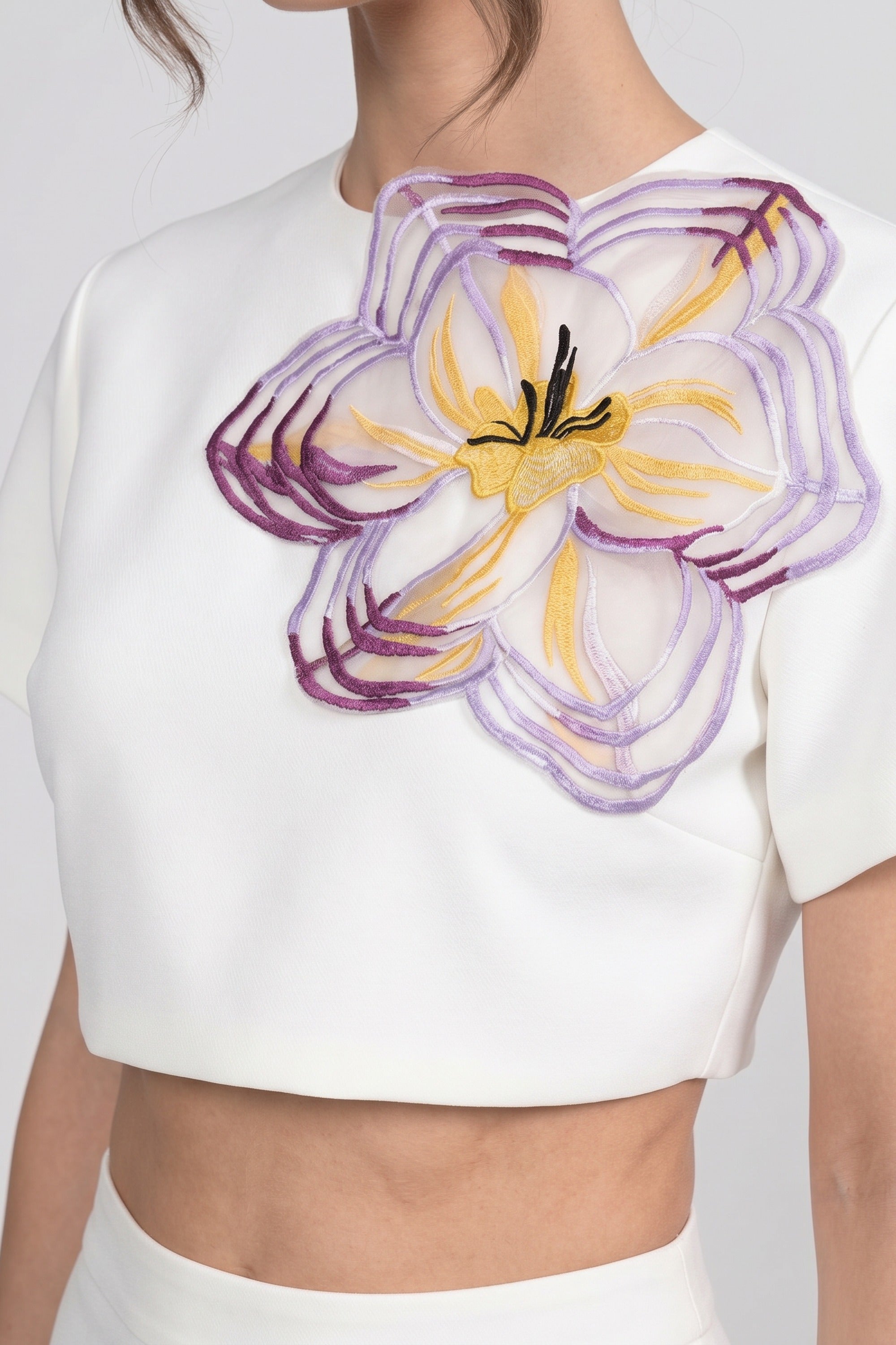 Set coordinato a stampa floreale a maniche corte con crop top e gonna lunga - Bianco 