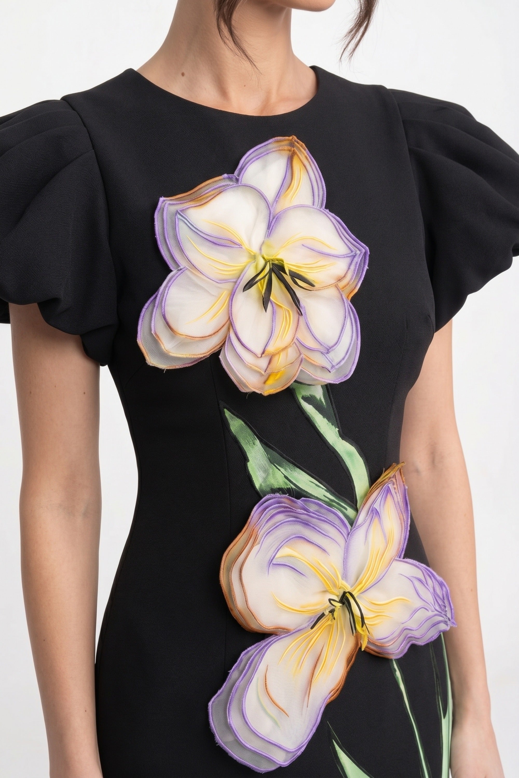 Abito Maxi Strutturato con Spalle Definite e Applicazione Floreale Iris 3D - Nero 