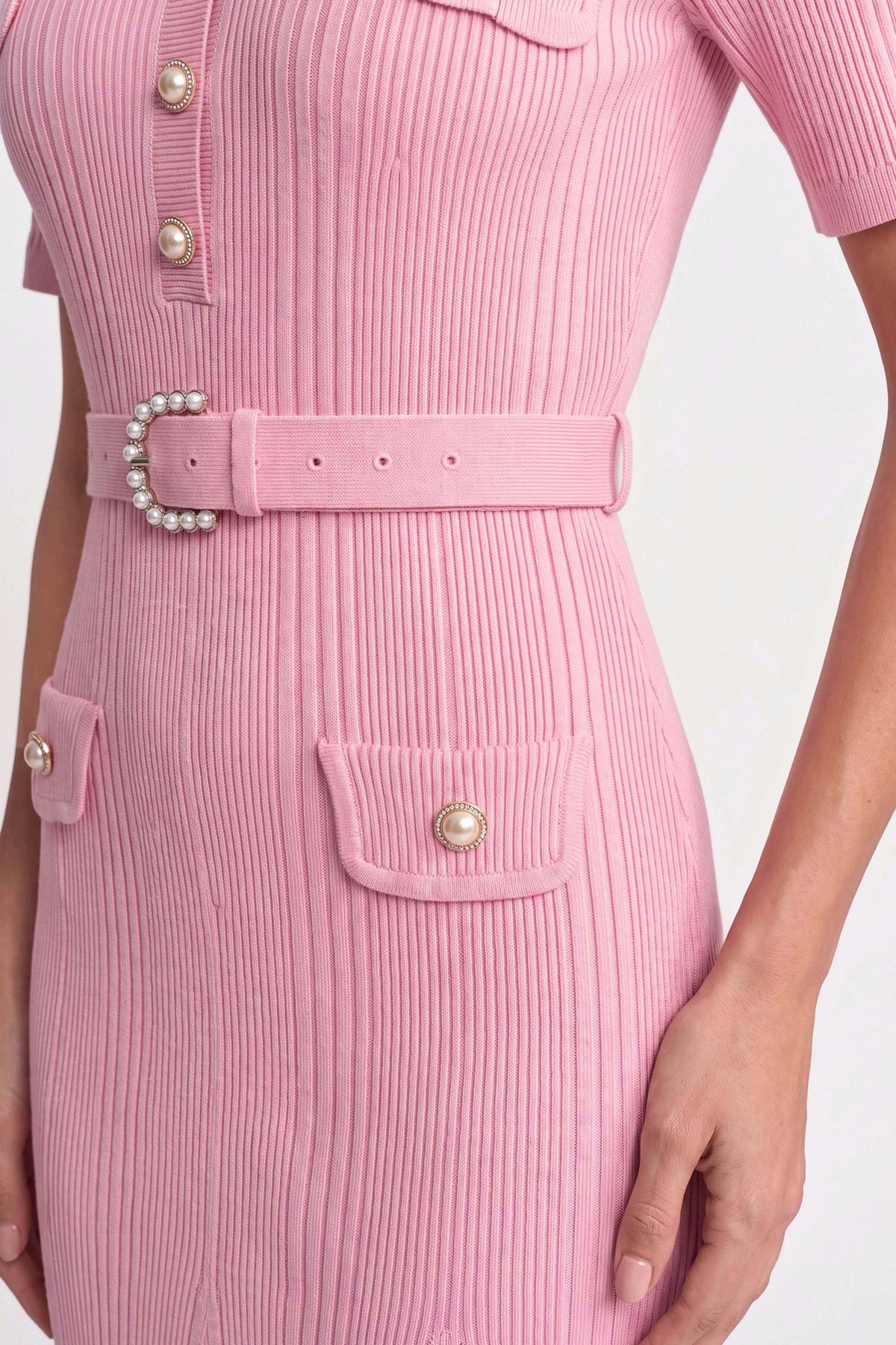 Abito midi in maglia a coste con colletto bianco e cintura di perle - Rosa 