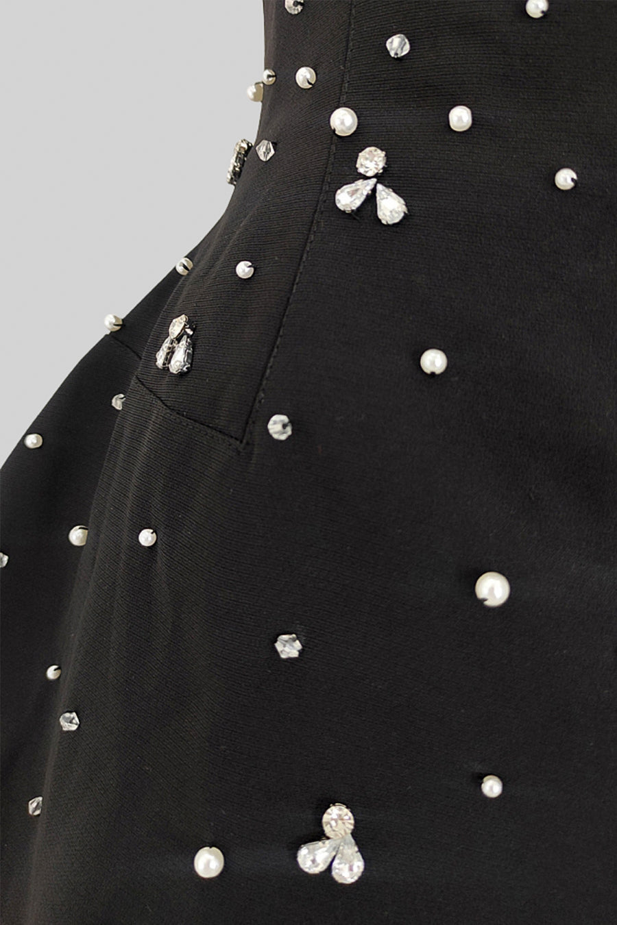 Mini abito senza maniche con decorazioni di cristallo - Nero 