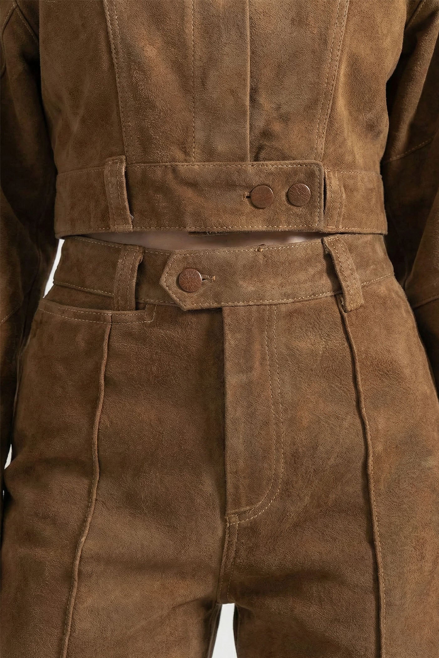 Completo in camoscio con giacca corta a collo annodato e pantaloni a gamba larga - Marrone 
