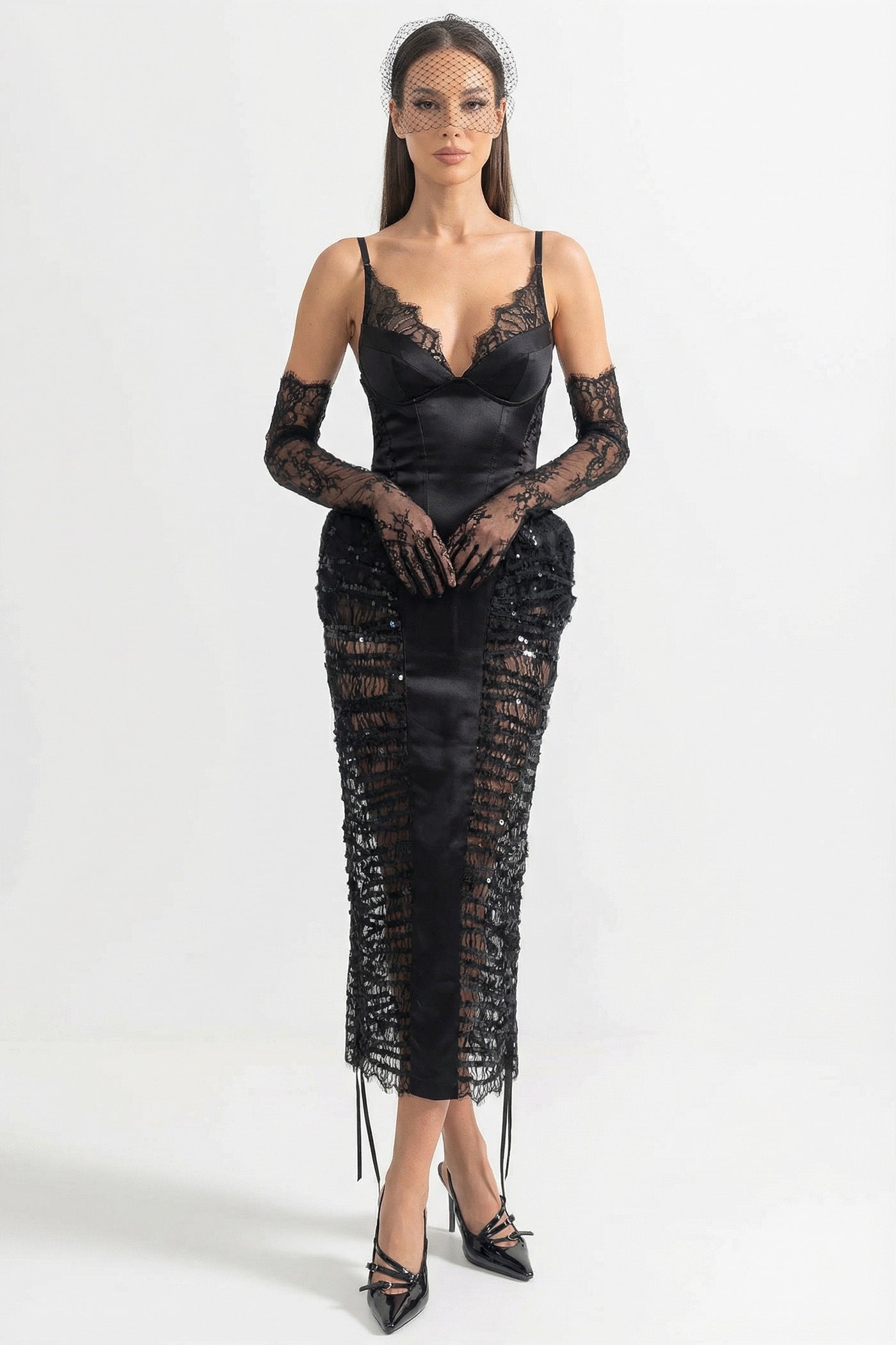 Abito midi con rifiniture in pizzo e pannelli laterali in tulle con paillettes - Nero 