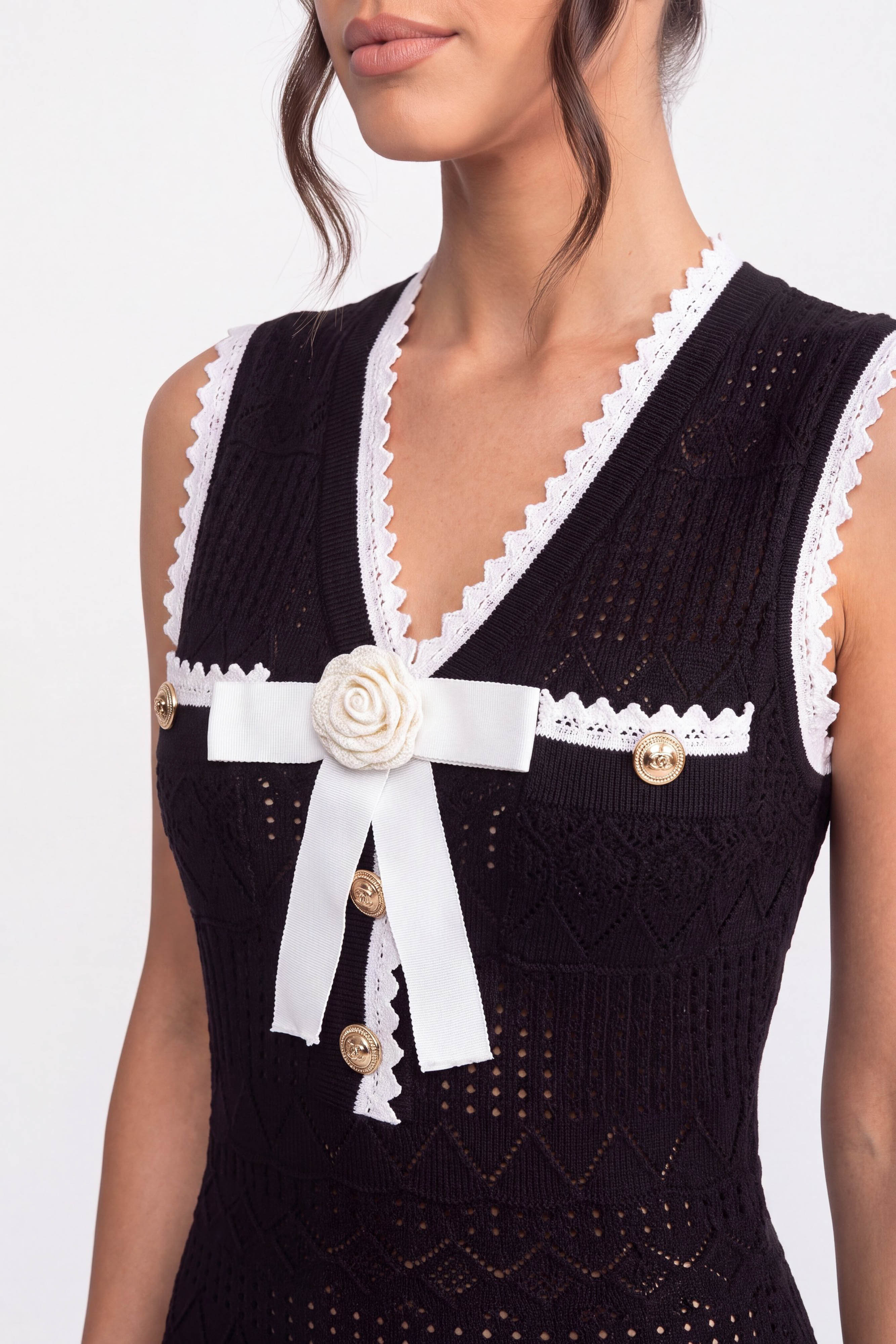 Abito Midi in Maglia Crochet con Finiture Nere e Fiocco - Nero 