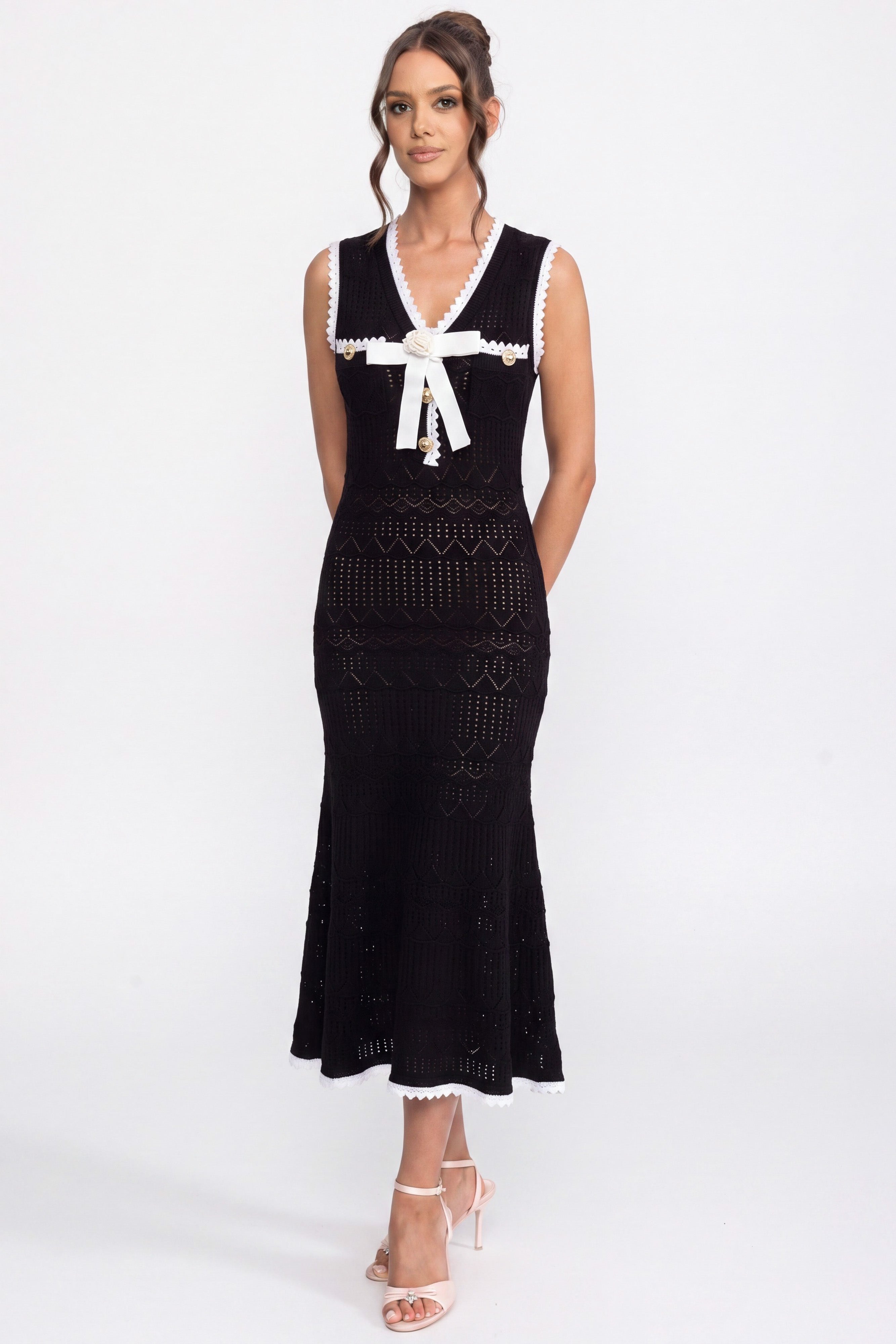 Abito Midi in Maglia Crochet con Finiture Nere e Fiocco - Nero 