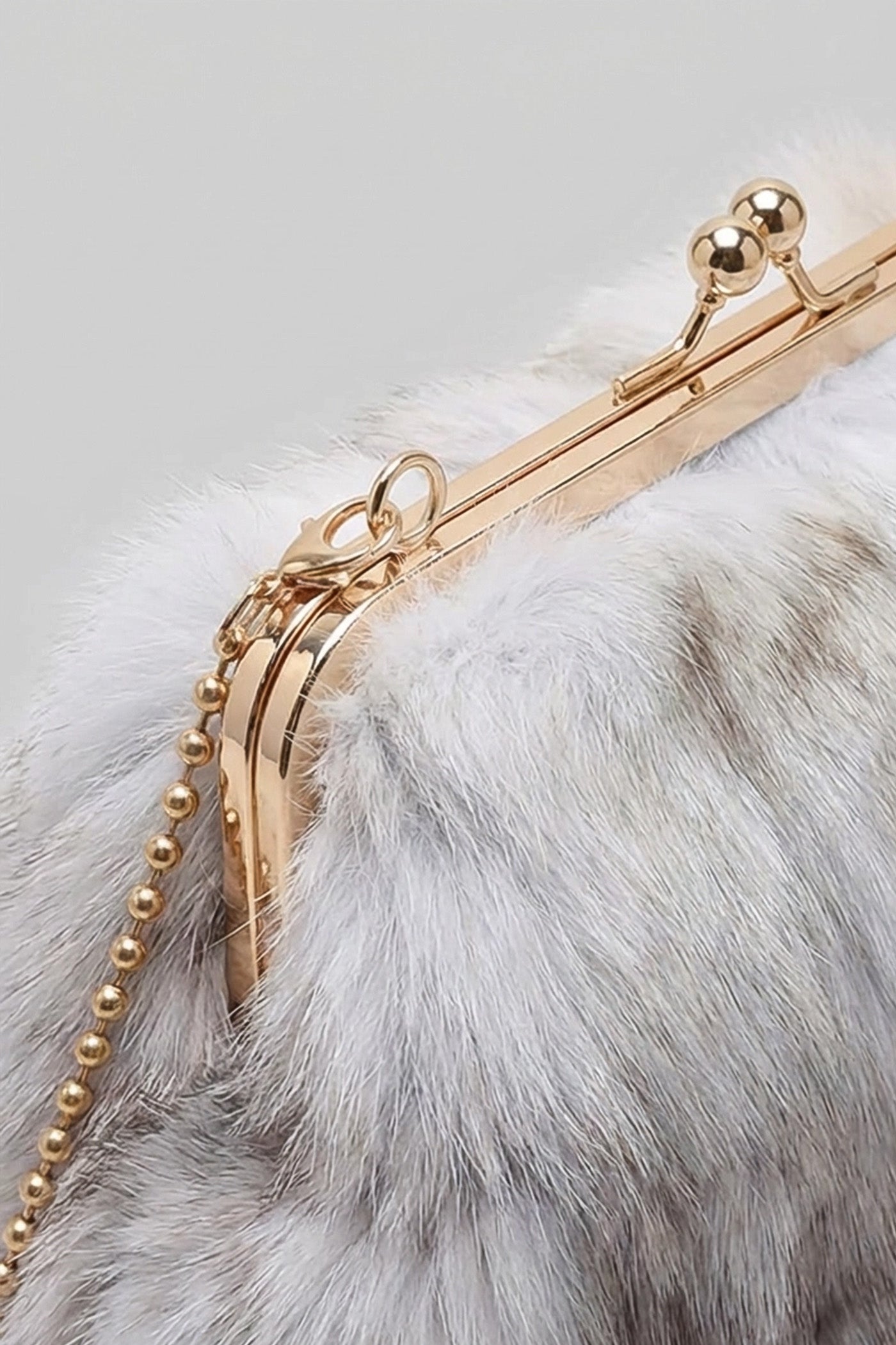 Borsa Clutch in Pelliccia Sintetica con Chiusura a Scatto – Khaki 