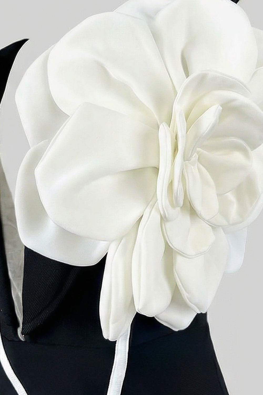 Abito midi strutturato con dettaglio floreale scolpito – Nero 