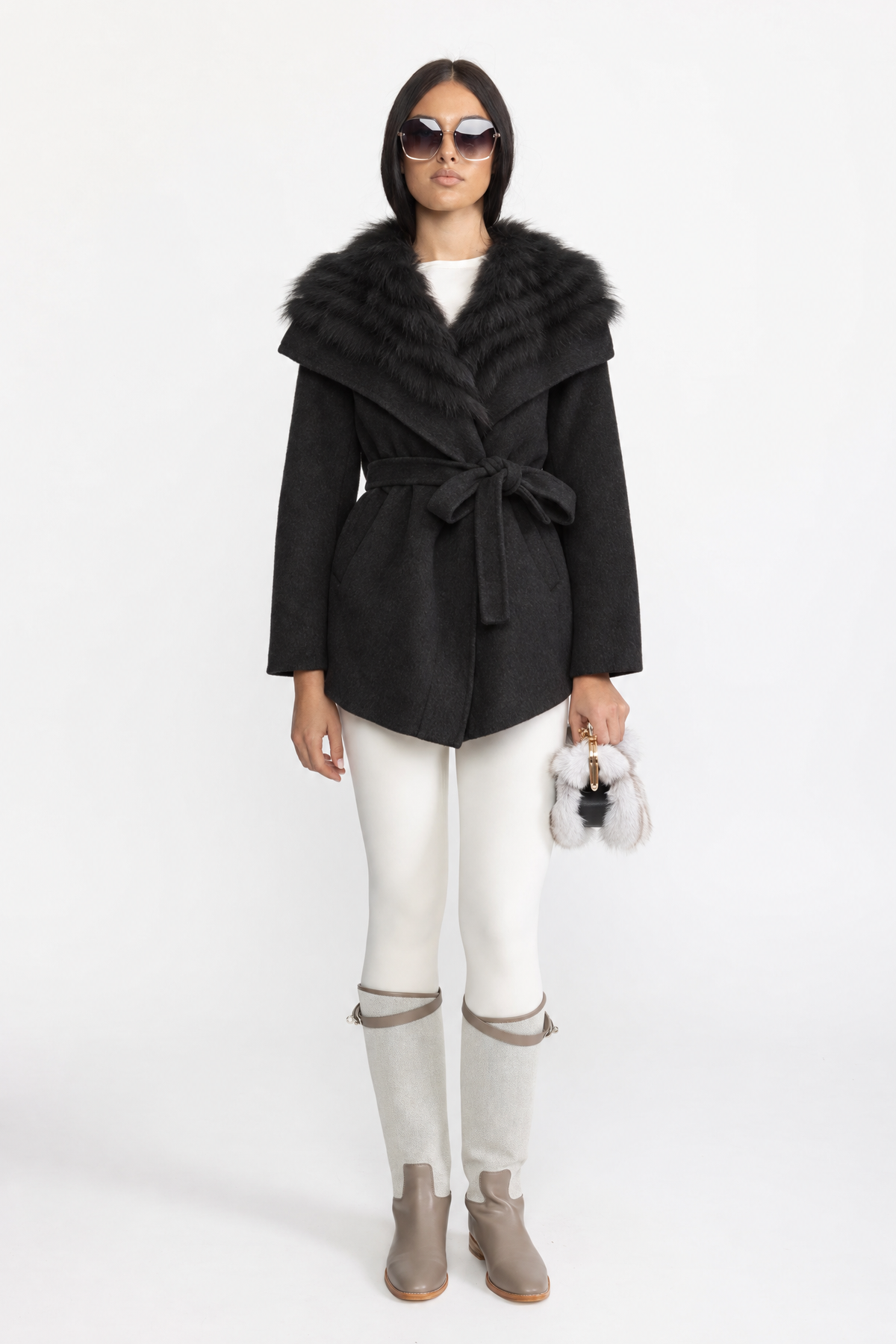 Cappotto in lana con ampio colletto in pelliccia e cintura - Nero 