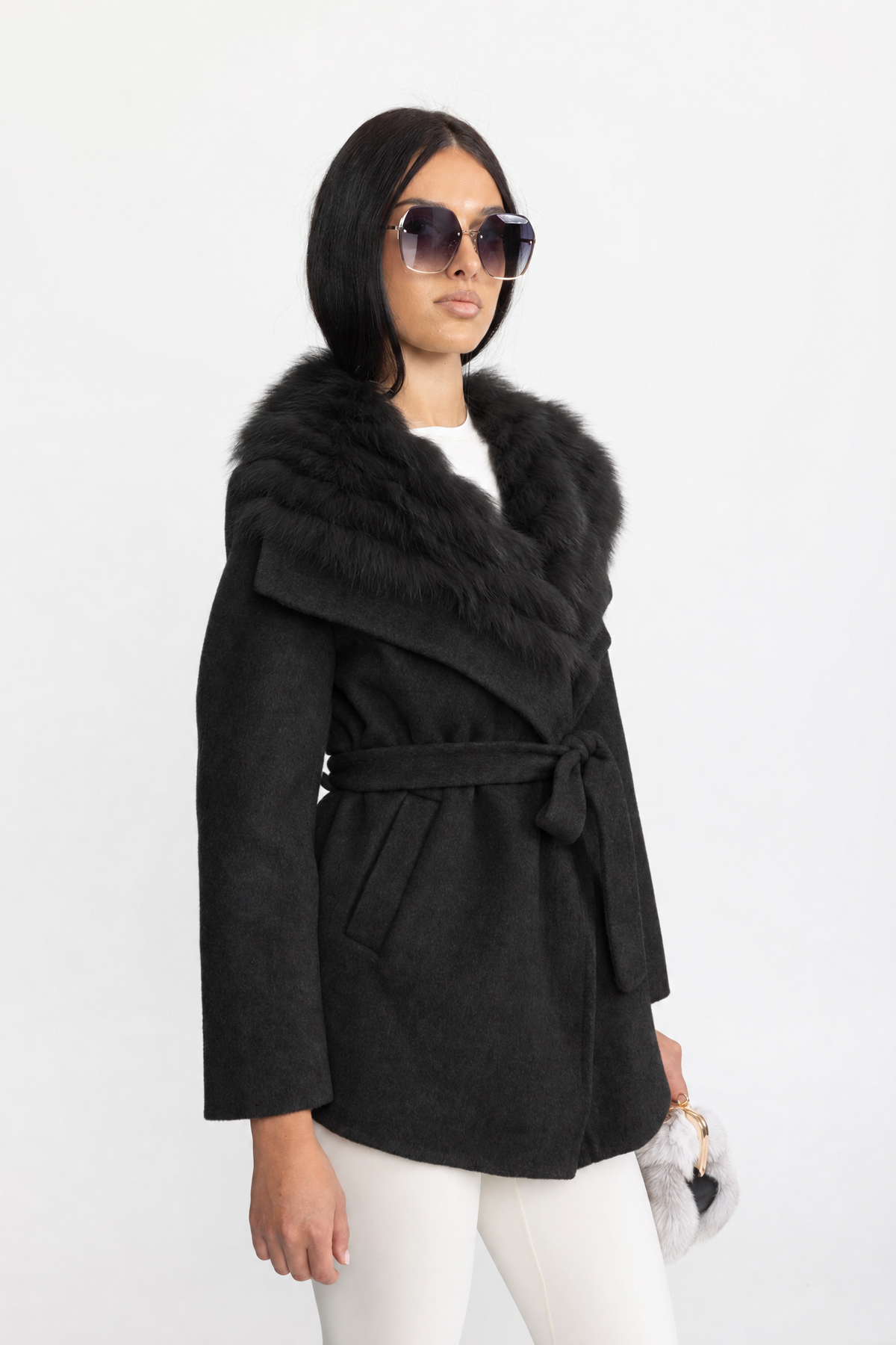 Cappotto in lana con ampio colletto in pelliccia e cintura - Nero 