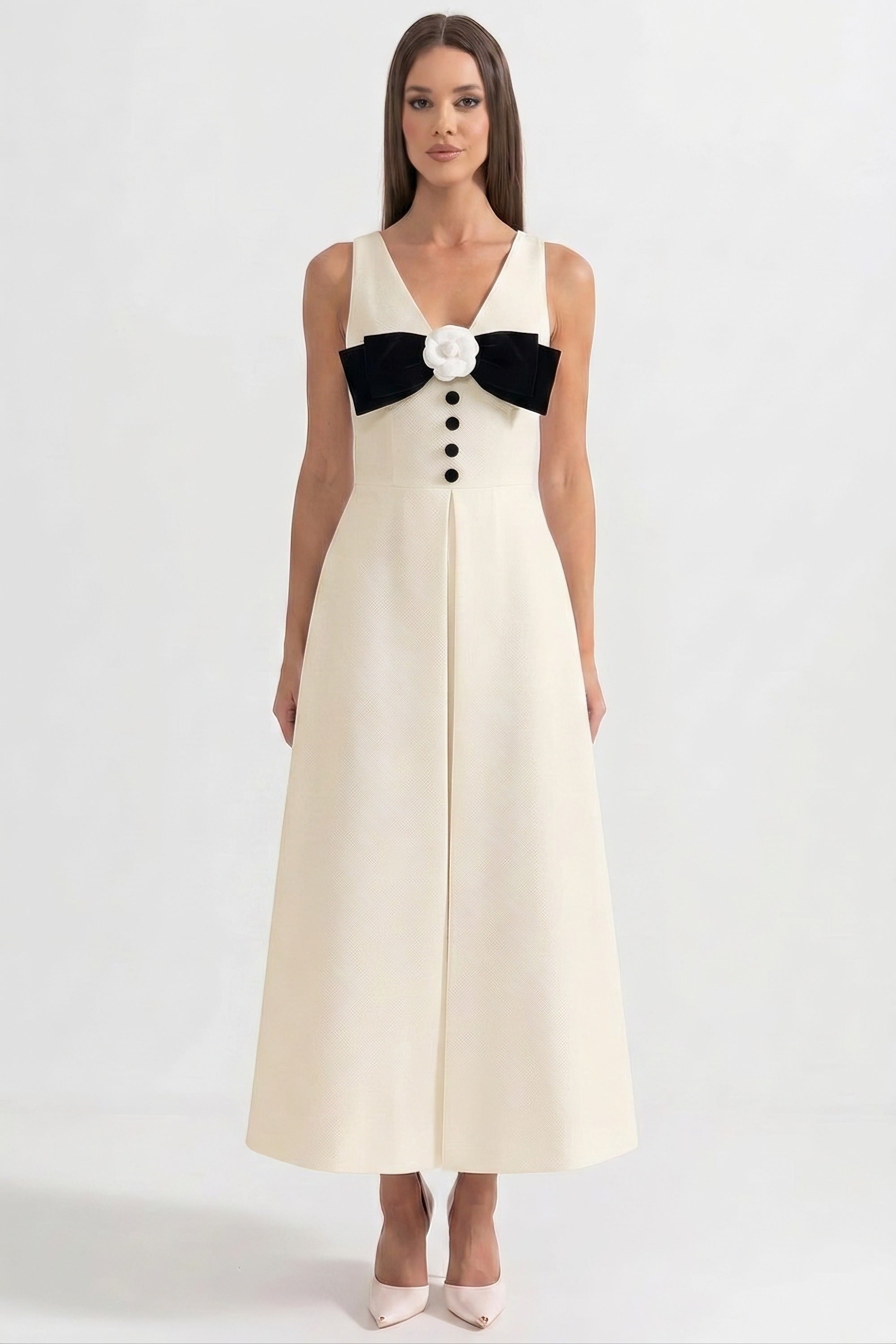 Abito Maxi con scollo halter, bustino con fiocco nero e abbottonatura frontale - Bianco 