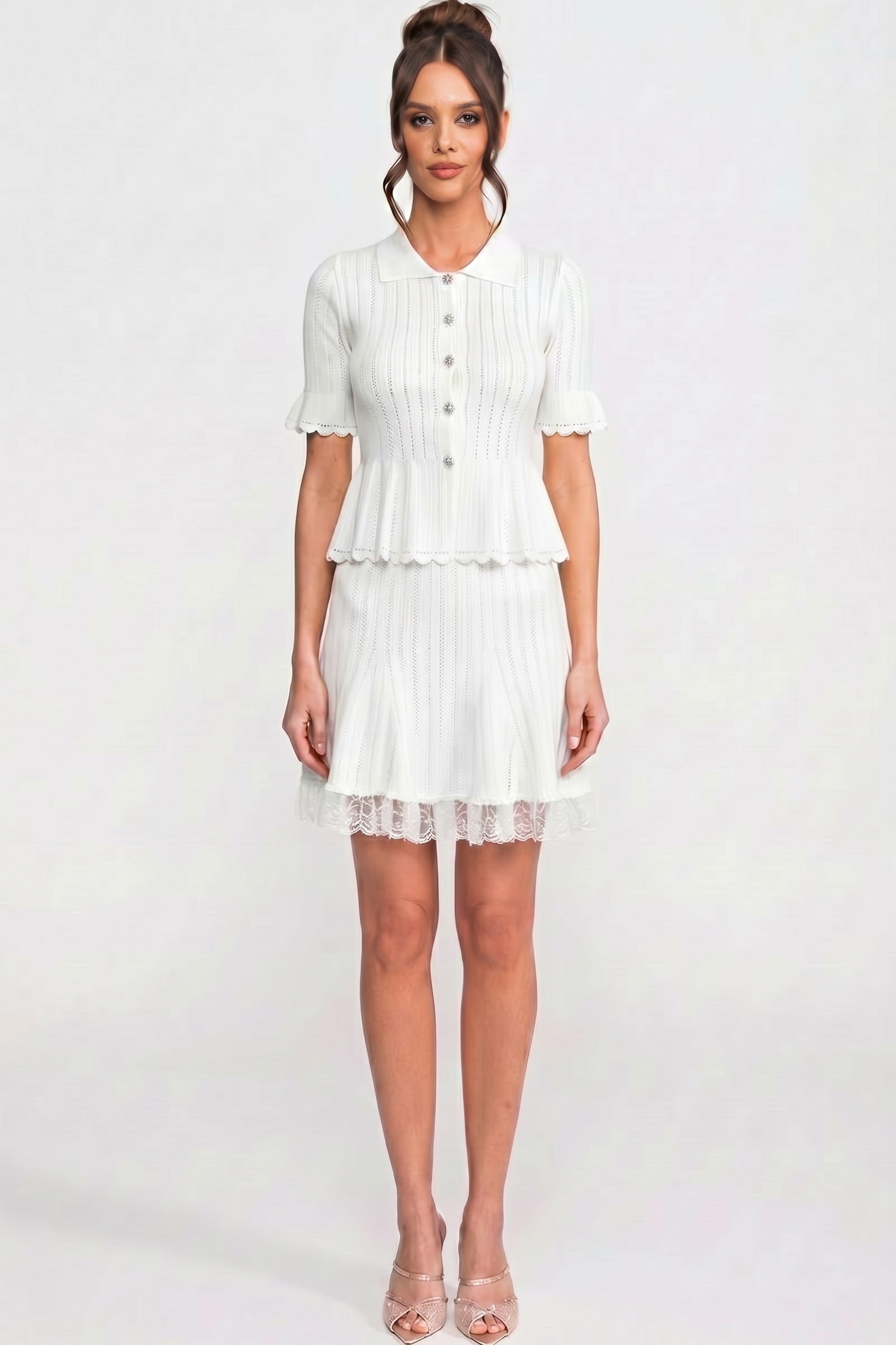 Mini abito peplum in maglia con colletto Peter Pan e orlo in pizzo - Bianco 
