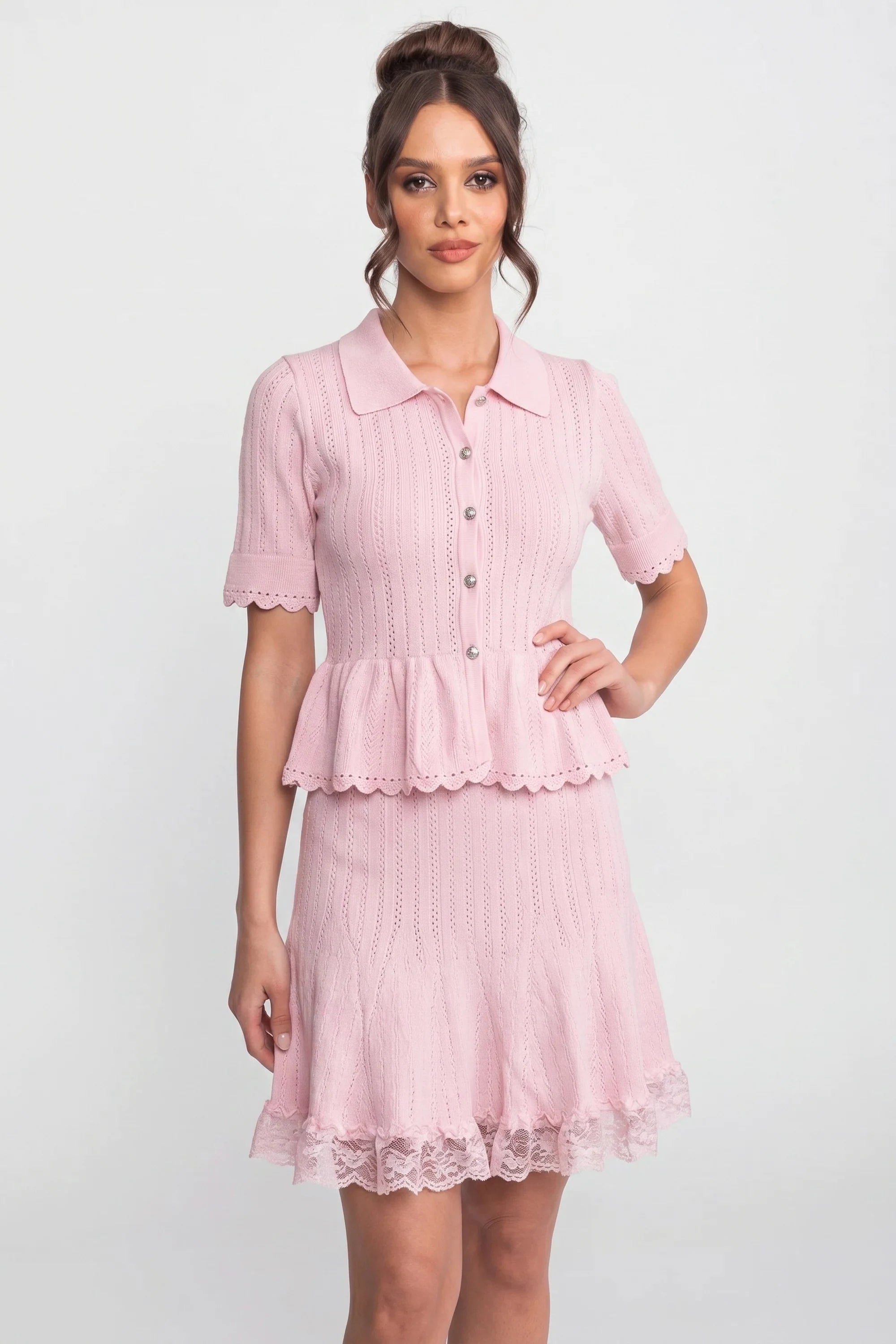 Mini abito in maglia con colletto Peter Pan e peplum con orlo in pizzo - Rosa 