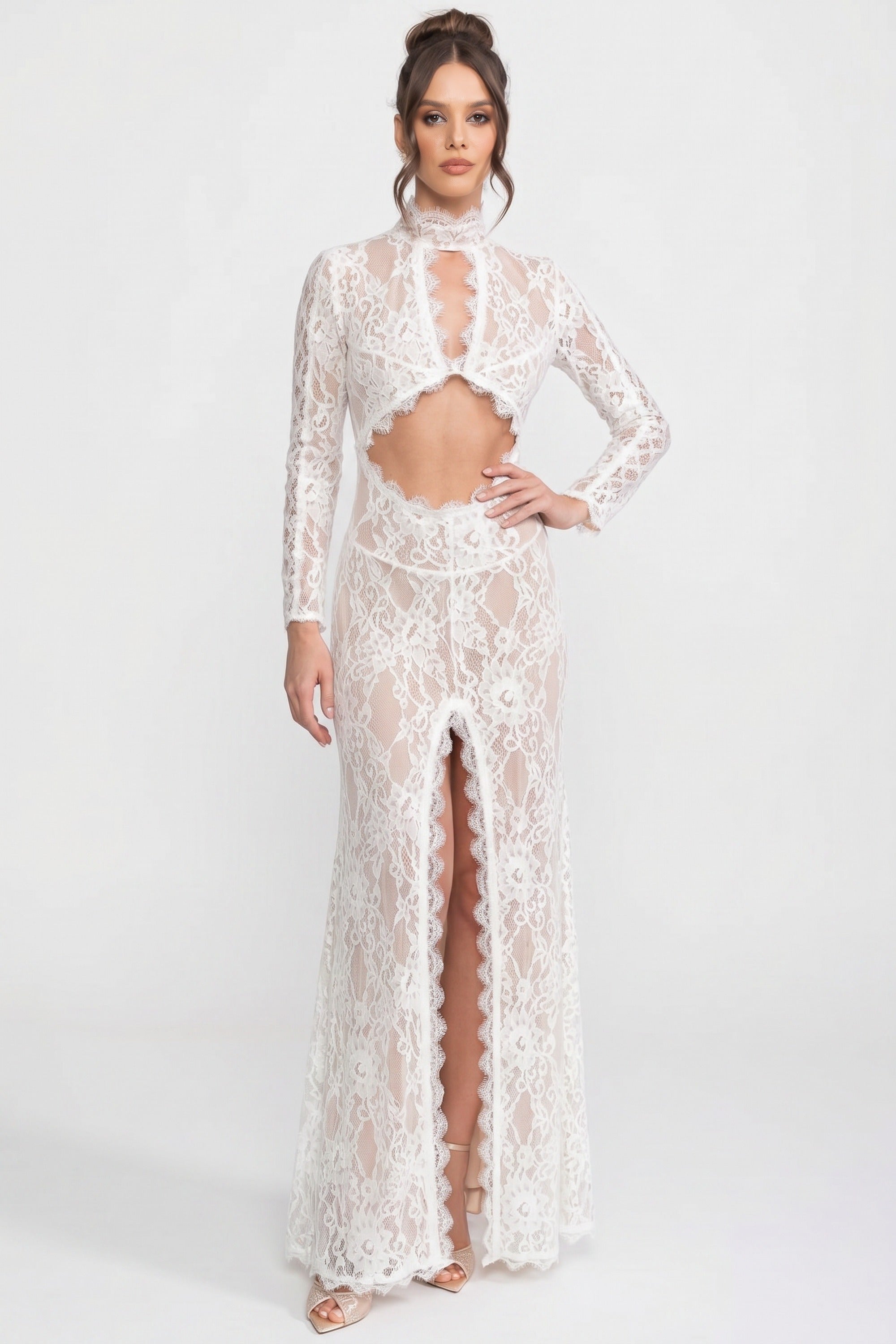 Elegante abito in pizzo con collo alto, cut-out frontale e spacco - bianco 
