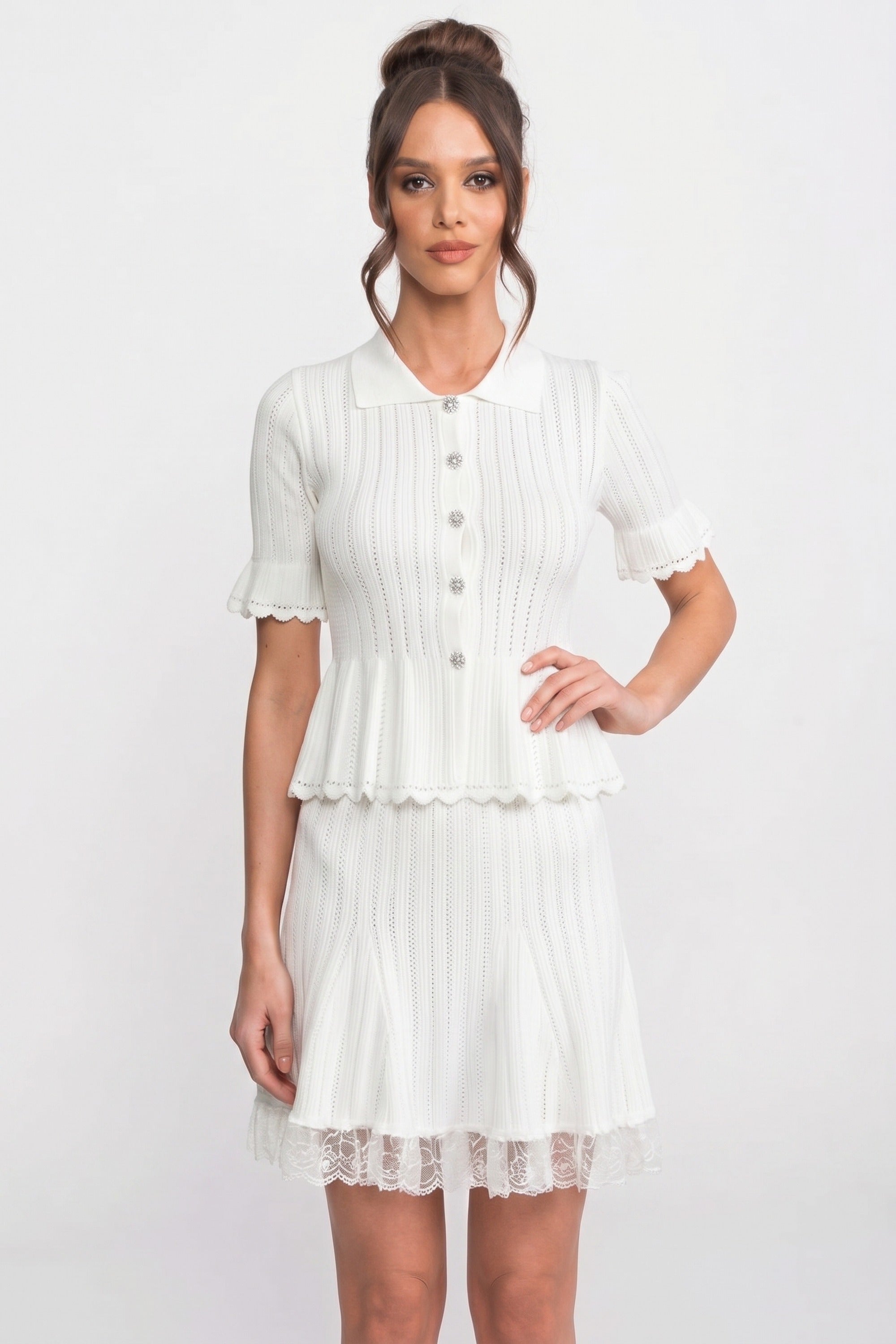 Mini abito peplum in maglia con colletto Peter Pan e orlo in pizzo - Bianco 