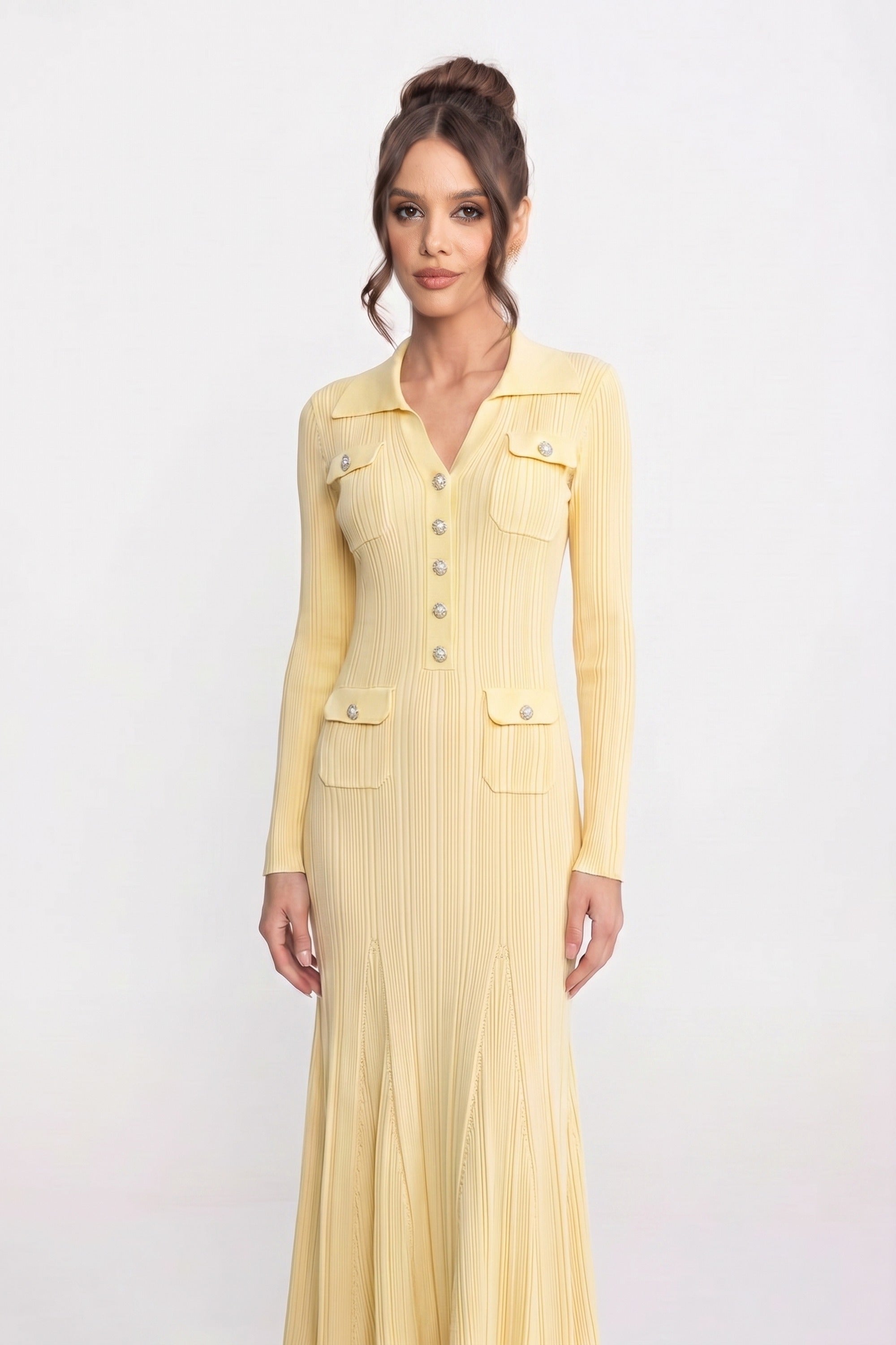 Abito maxi in maglia a maniche lunghe con bottoni frontali e tasche applicate - Giallo 