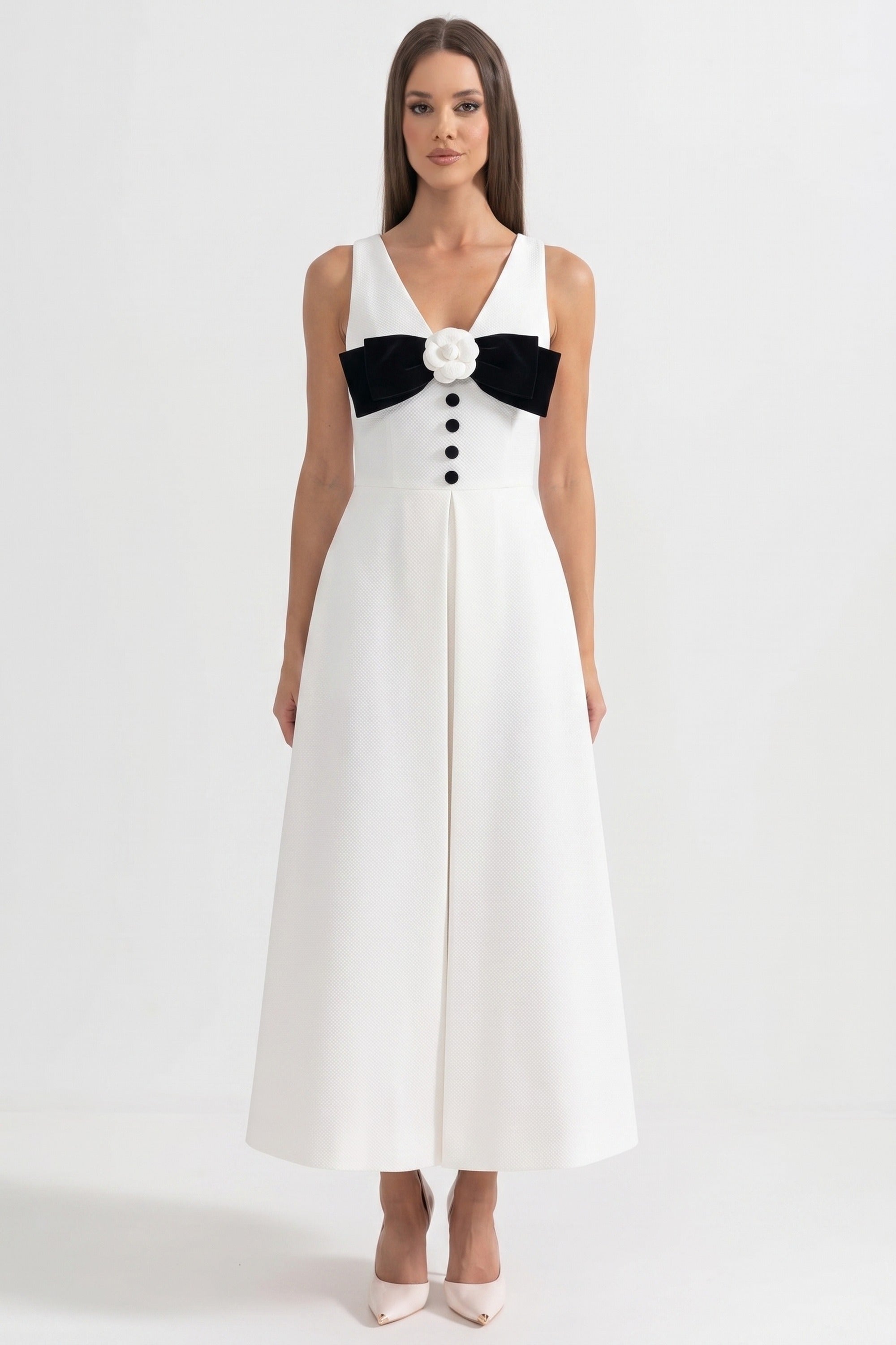 Abito Maxi con scollo halter, bustino con fiocco nero e abbottonatura frontale - Bianco 