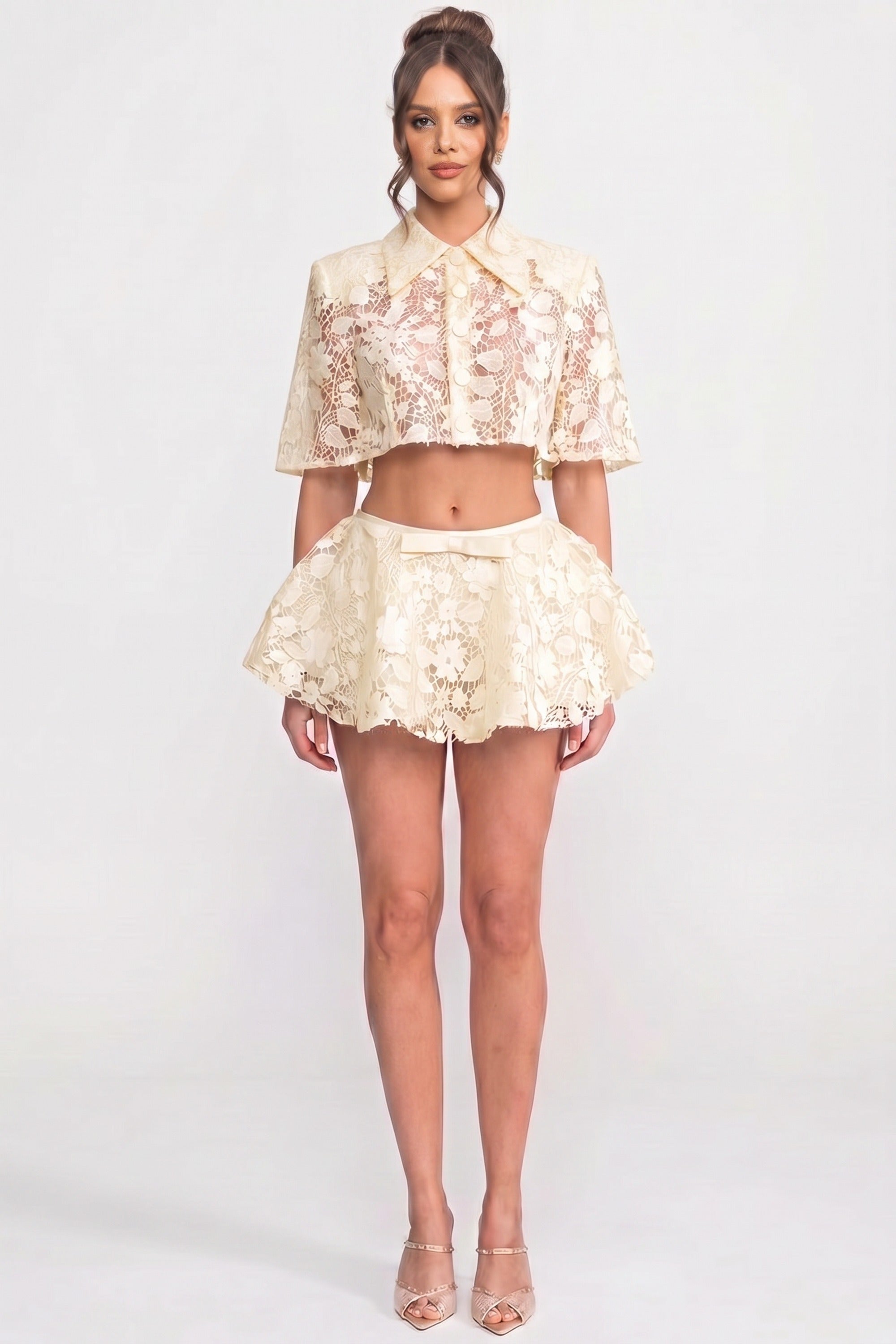 Coordinato in pizzo con mantella con bottoni e minigonna con fiocco - Bianco 