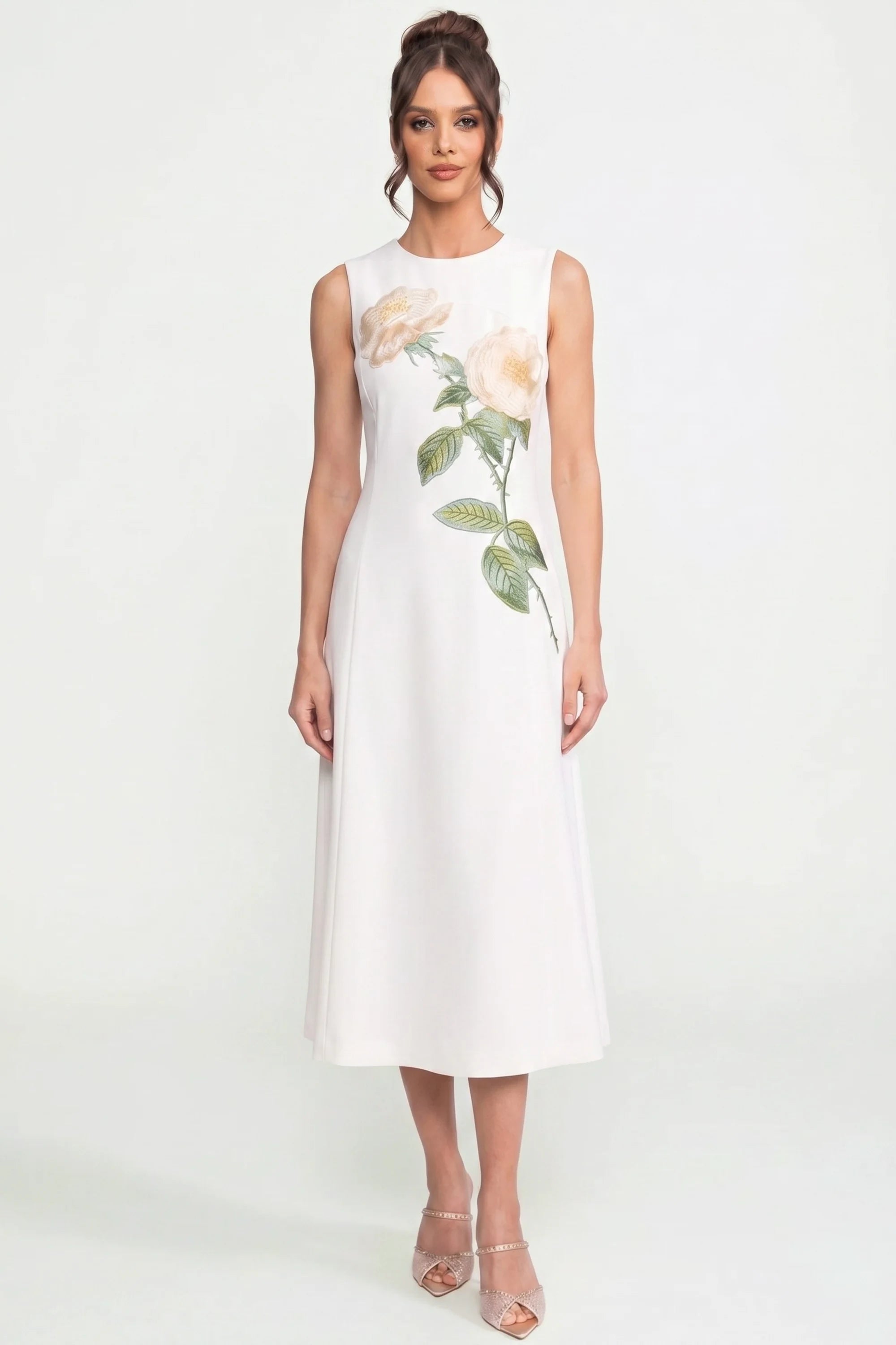 Abito midi senza maniche con applicazione floreale 3D e gonna ampia - White 