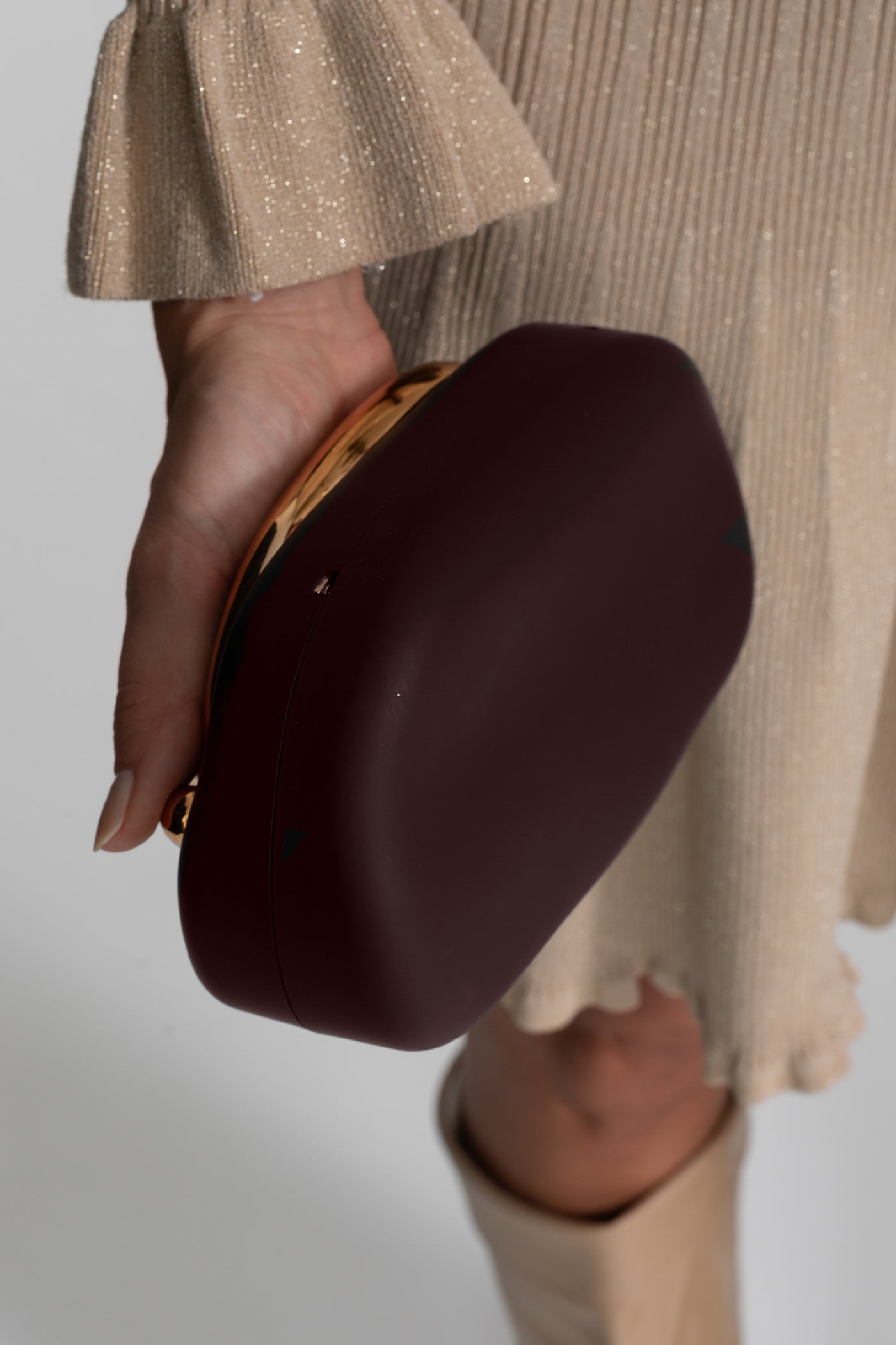 Pochette con manico scultoreo dorato – Marrone e oro 