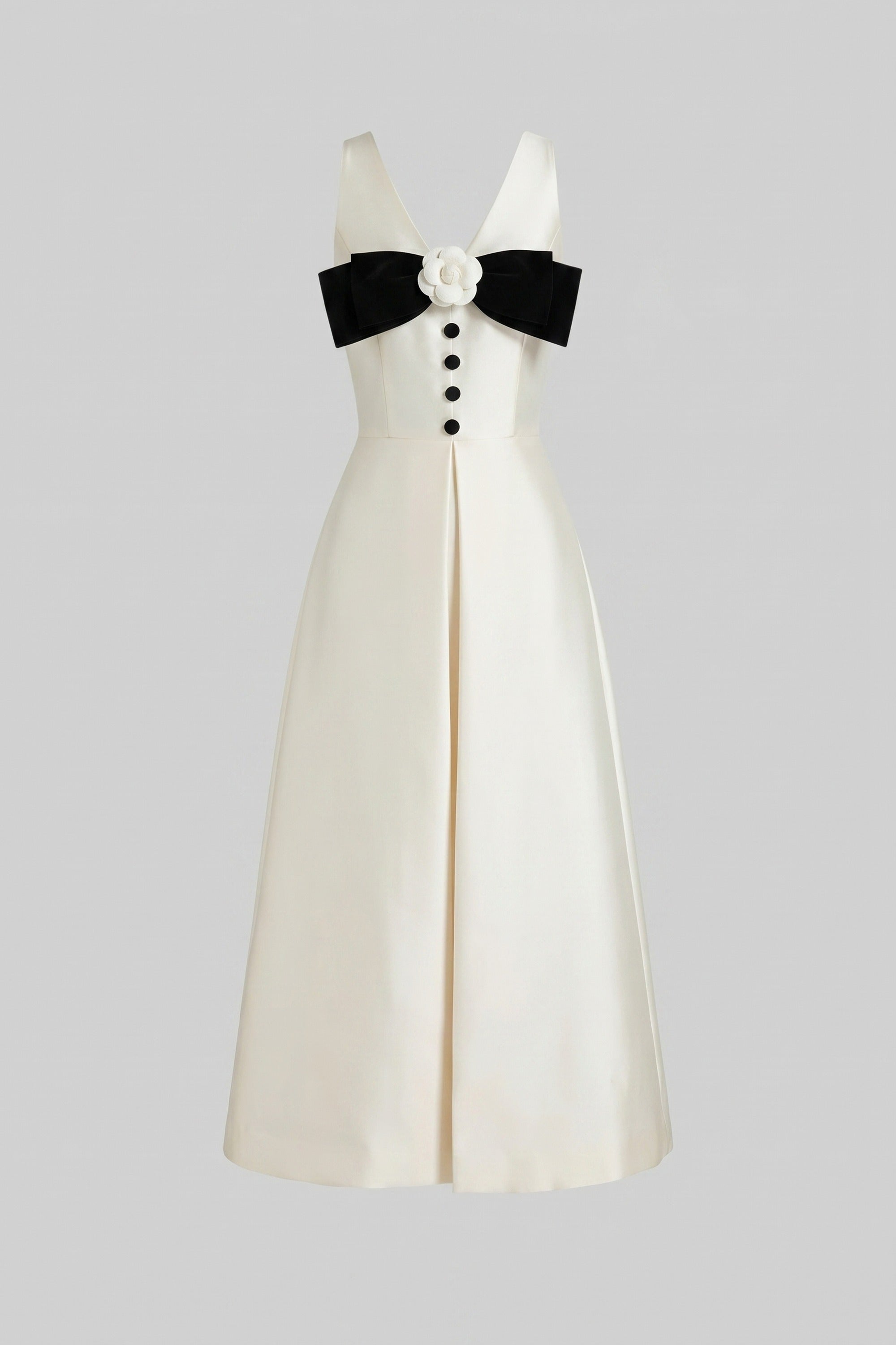 Abito Maxi con scollo halter, bustino con fiocco nero e abbottonatura frontale - Bianco 