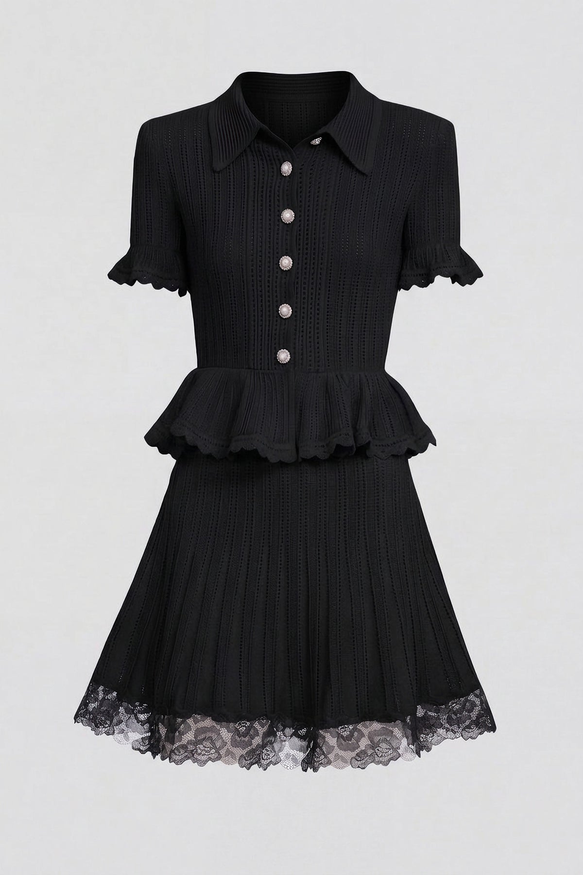 Mini abito in maglia con colletto polo, top con bottoni, vita peplum e orlo in pizzo - Nero 