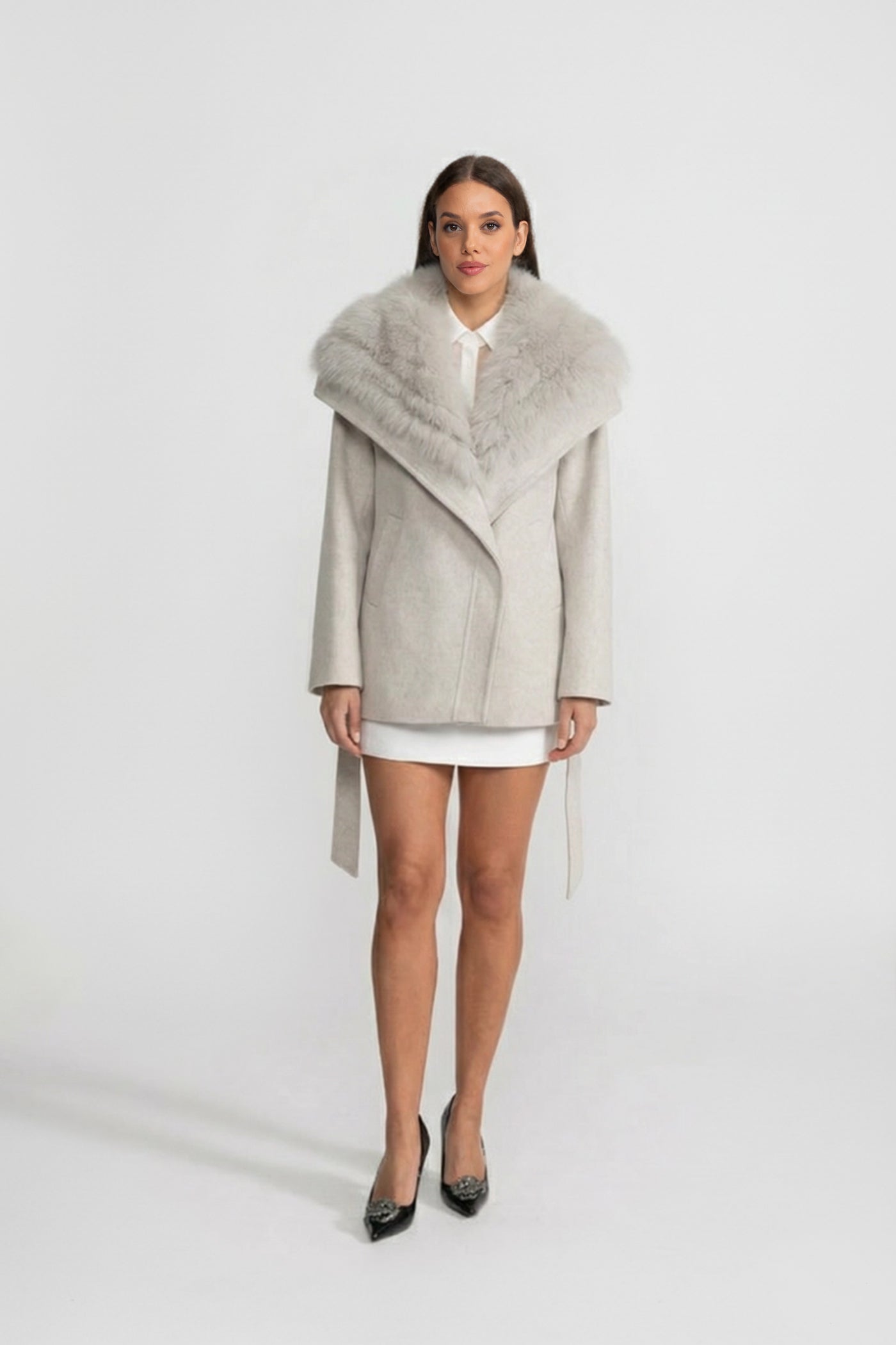 Cappotto di lana con colletto di pelliccia oversize e cintura - Grigio chiaro 