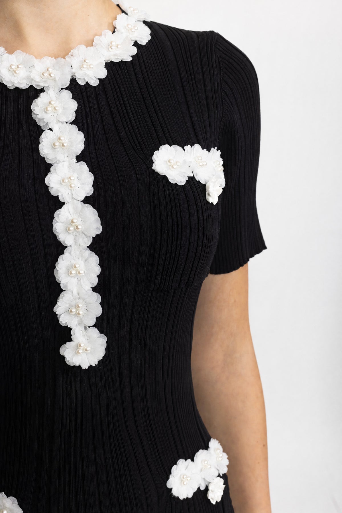 Abito midi in maglia a coste con applicazione floreale - Nero 