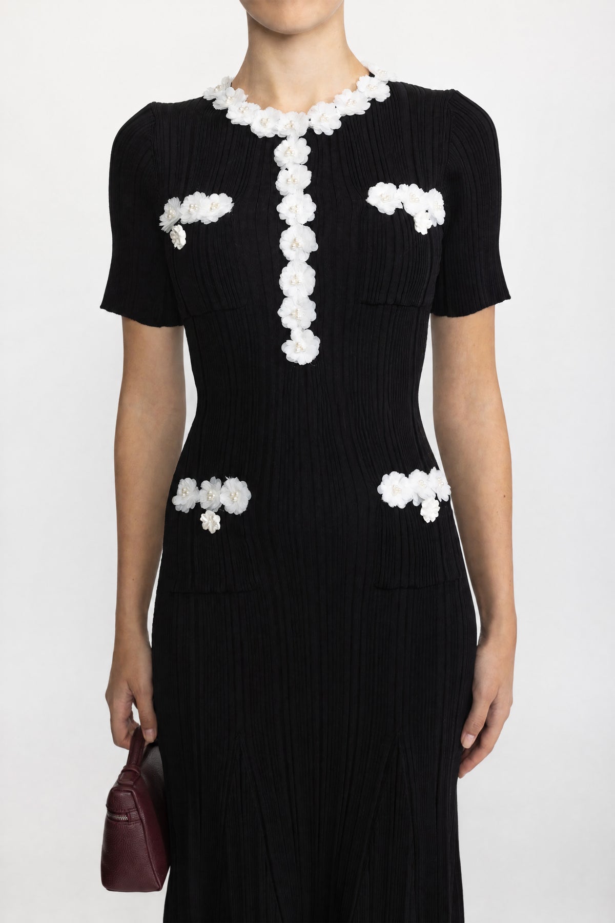 Abito midi in maglia a coste con applicazione floreale - Nero 