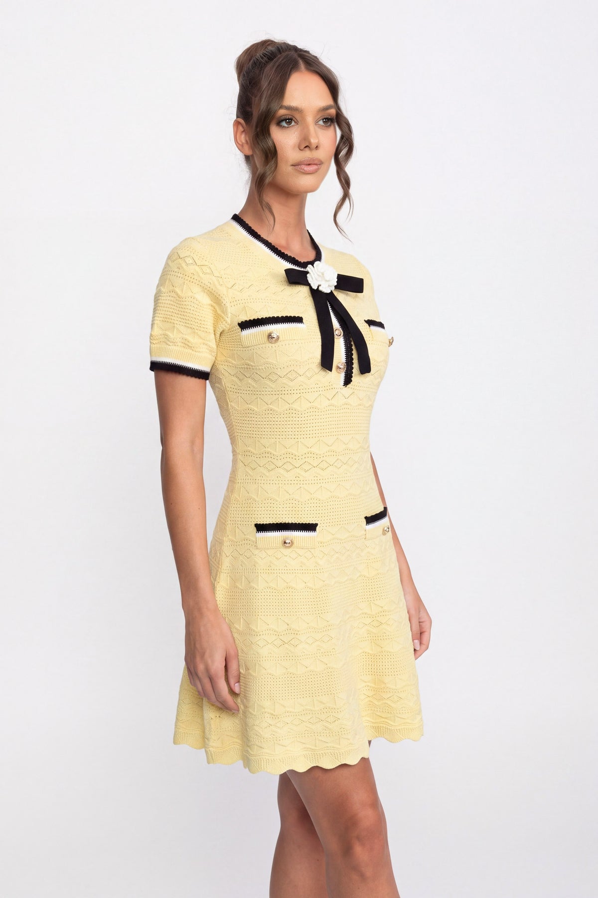 Mini abito in maglia con profili a contrasto e fiocco nero - Giallo 