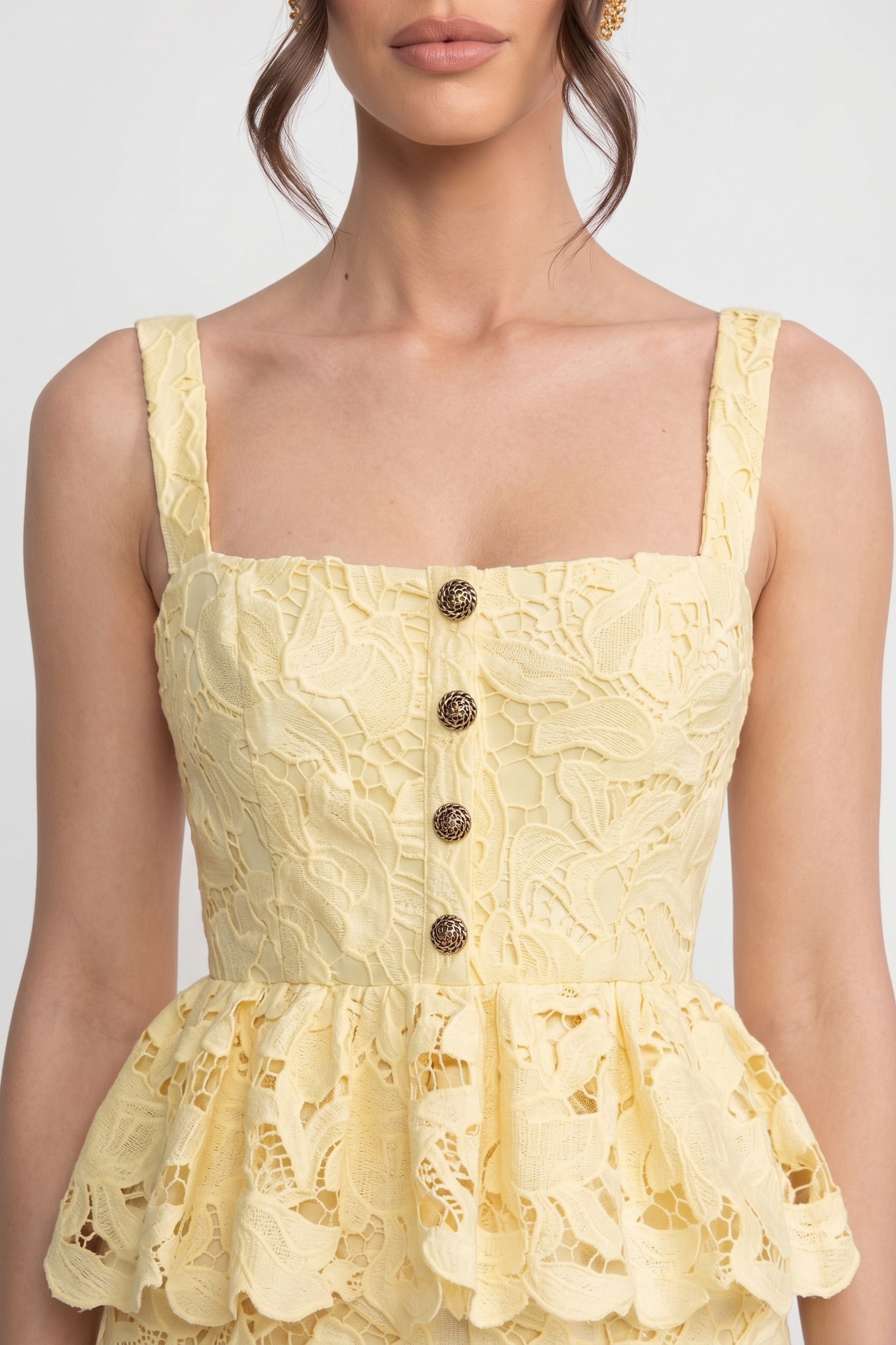 Abito senza maniche in pizzo con peplum, gonna midi e bottoni dorati - Giallo 