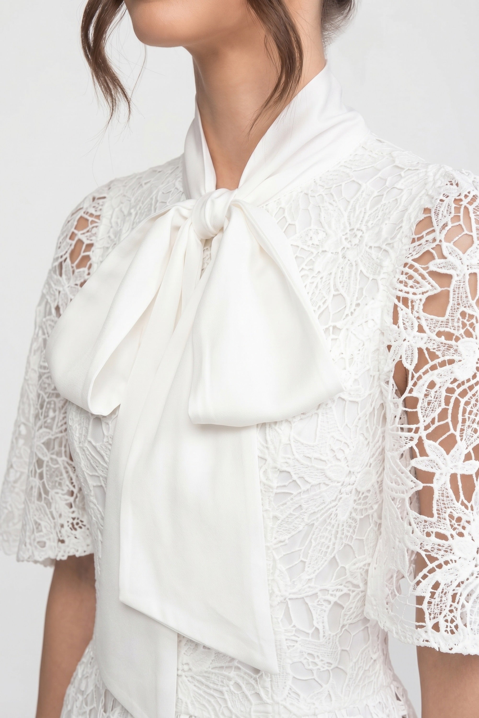 Abito Maxi in Pizzo Floreale a Maniche Corte con Dettaglio Fiocco 3D - Bianco 