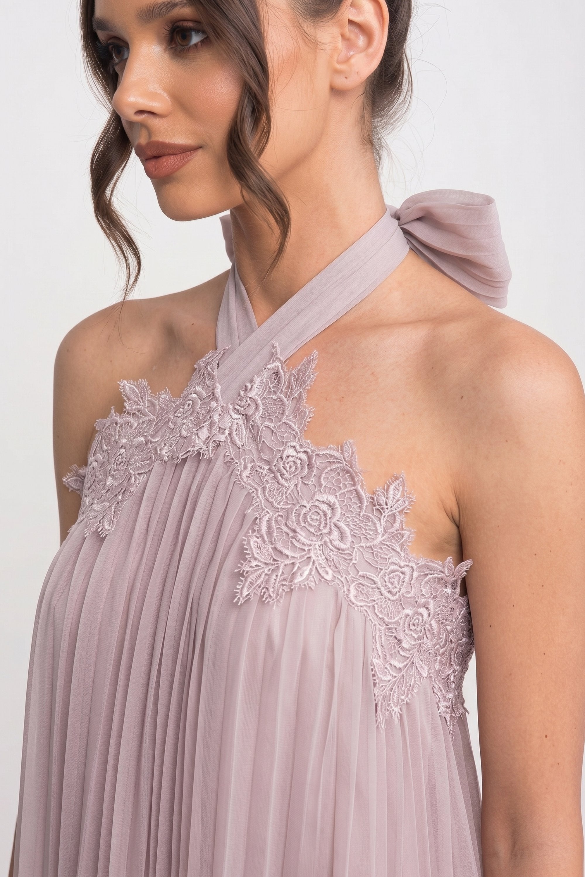 Mini abito in chiffon con scollo halter e orlo in pizzo - Rosa 